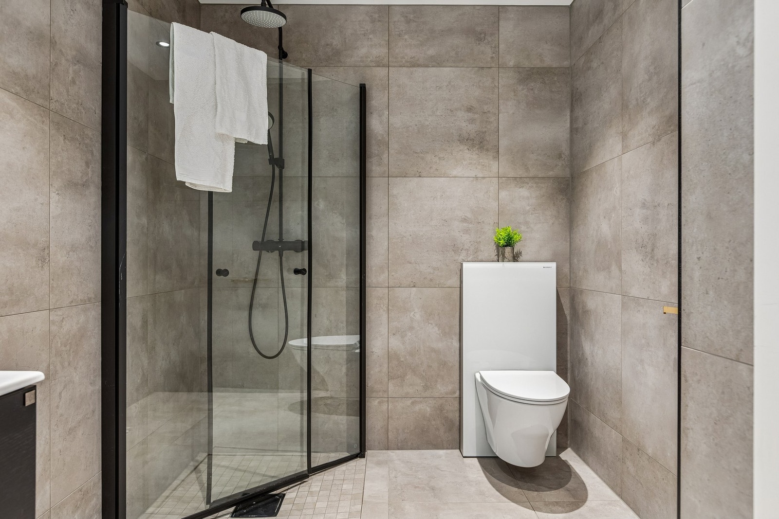 Pent flislagt baderom med varme i gulv. Galleribilde