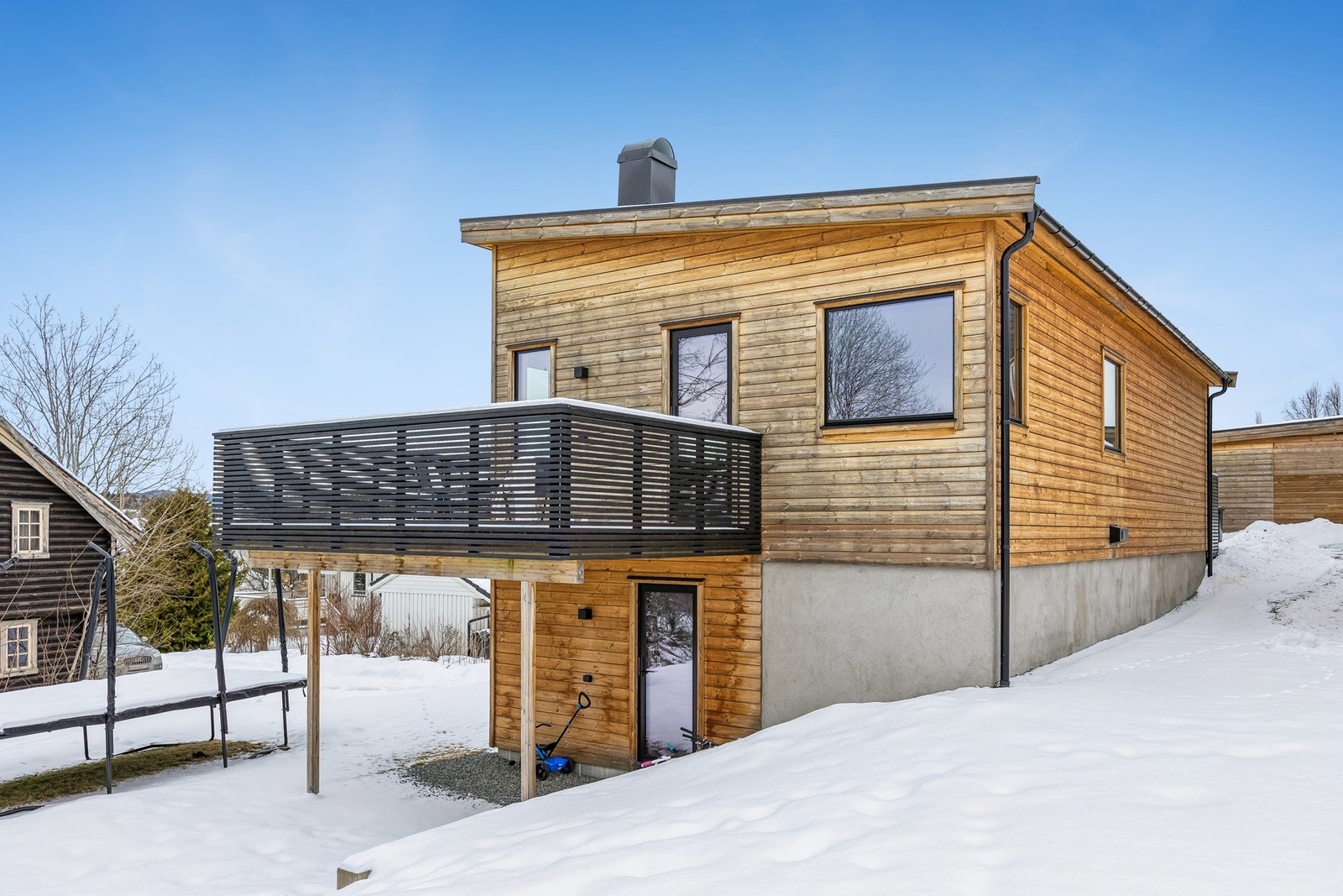 Stilren og moderne enebolig i et attraktivt boligområde. Galleribilde