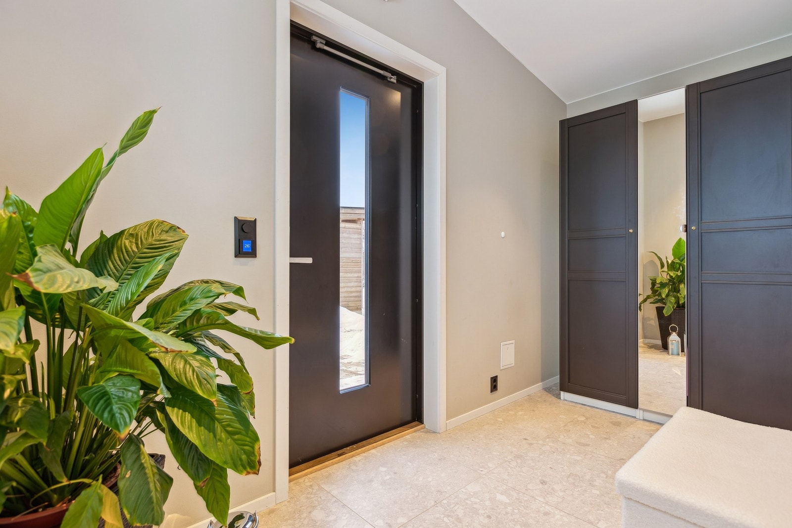 Lys og romslig entrè med gulvvarme. Galleribilde