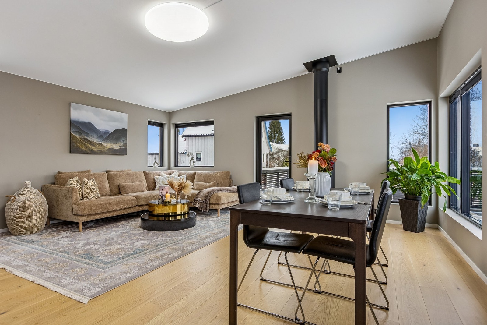 Stuen kan enkelt innredes med både spisebord og stor sofagruppe - uten at det oppleves rotete. Galleribilde