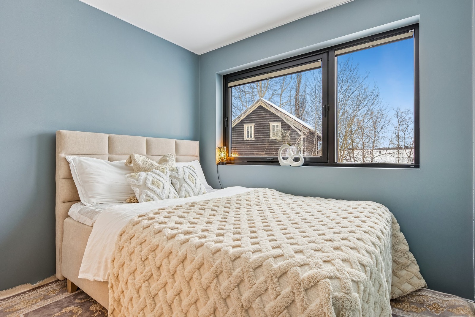 Lyst og romslig soverom. Her er det enkelt å innrede etter ønske og behov. Galleribilde