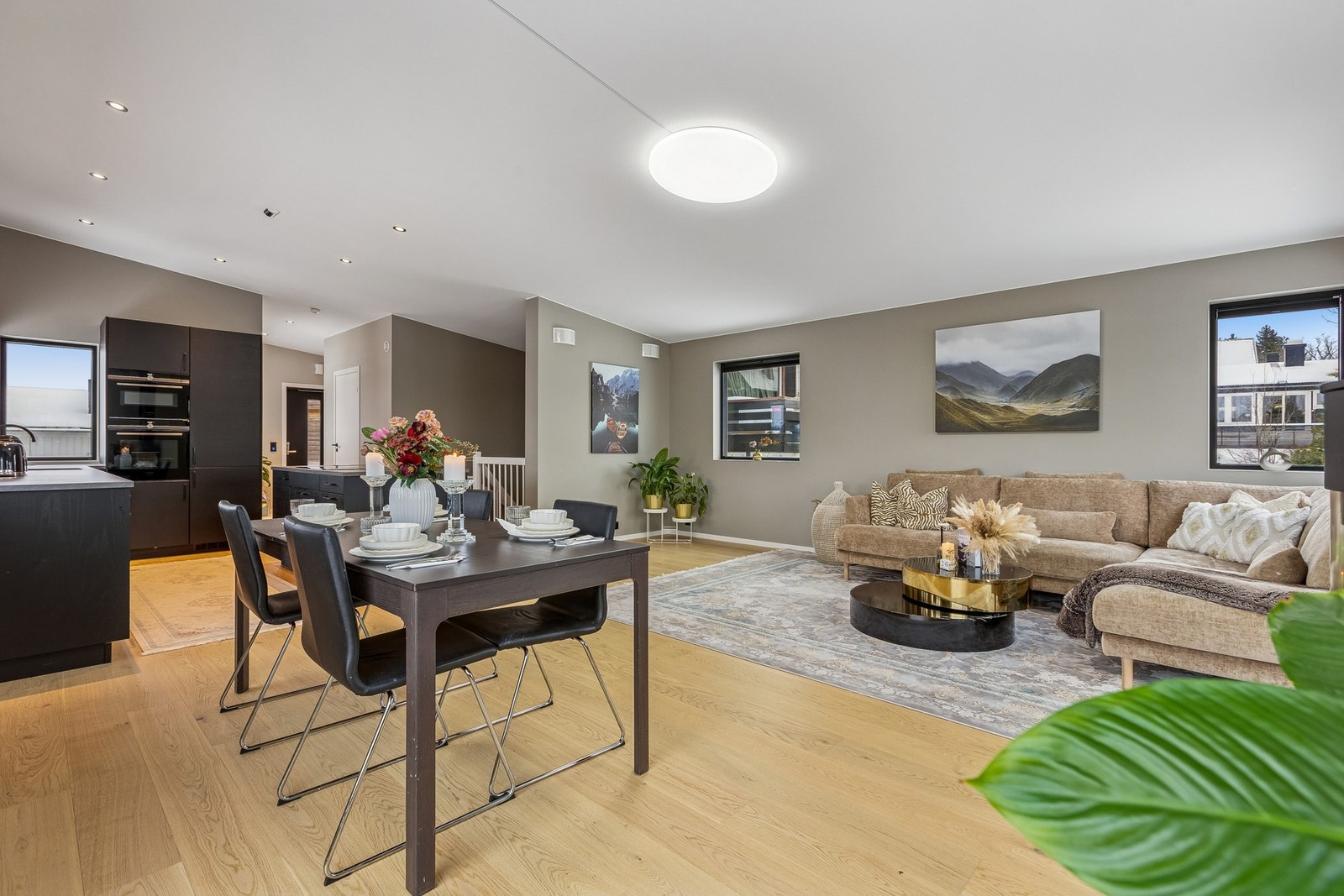 Boligen har en åpen stue/ kjøkken løsning som skaper en mer sosial ramme. Galleribilde