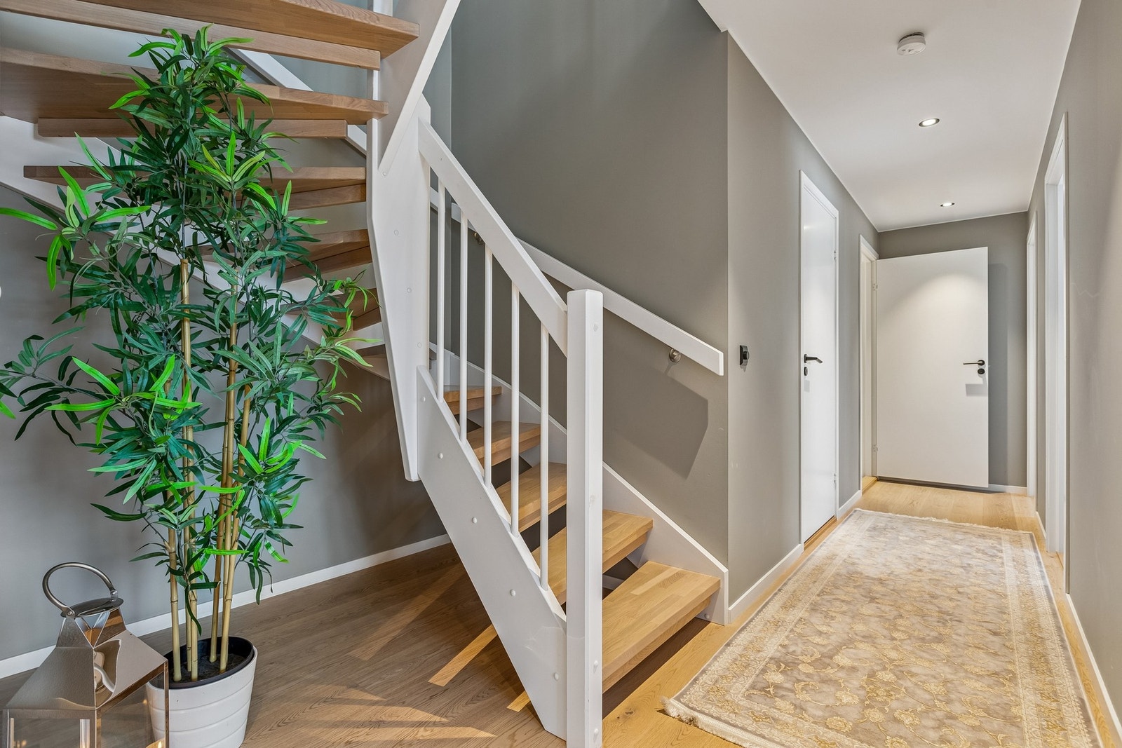 Praktisk fordelingsgang med adkomst til flere rom Galleribilde