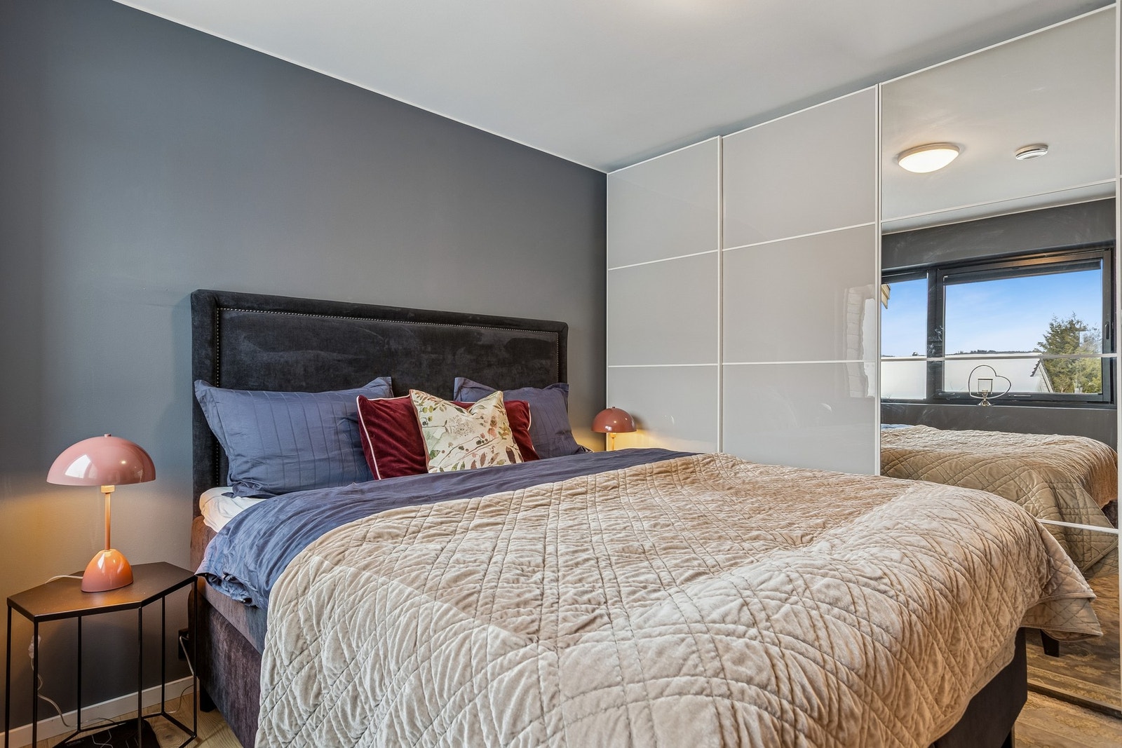 Stort hovedsoverom med god plass til garderobeløsning og annet møblement. Galleribilde