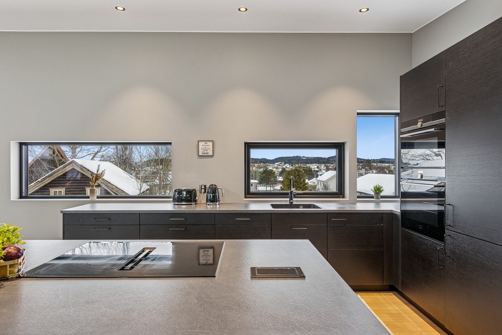 Kjøkkenet er utstyrt med Integrert stekeovn, platetopp, oppvaskmaskin, mikrobølgeovn og kjøleskap med fryser. Galleribilde