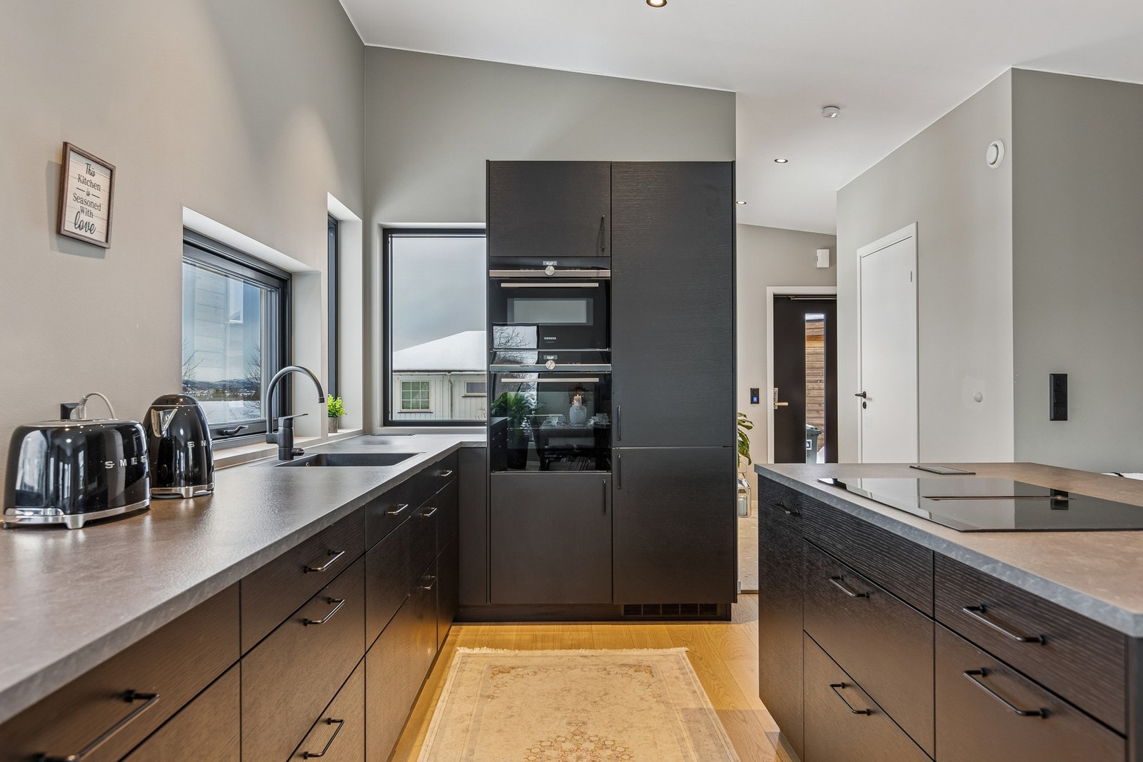 Det er rikelig med oppbevaringsmuligheter i både skuffer og skap. Galleribilde