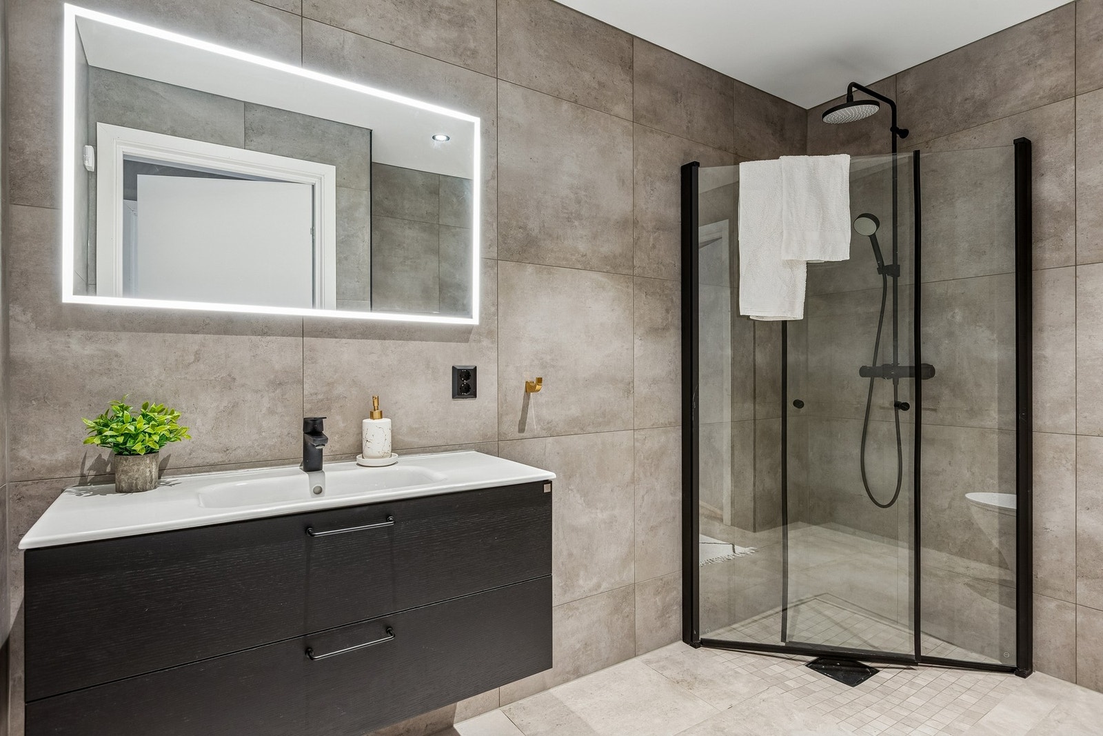 Flott bad med gjennomført og tidløst design. Galleribilde