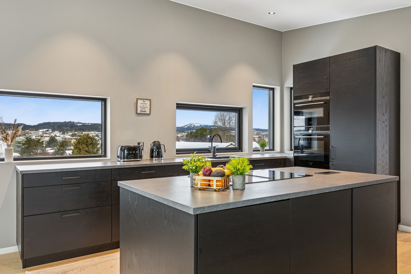 Kjøkkenet er utstyrt med en kjøkkenøy som gir rikelig med benkeplass. Galleribilde