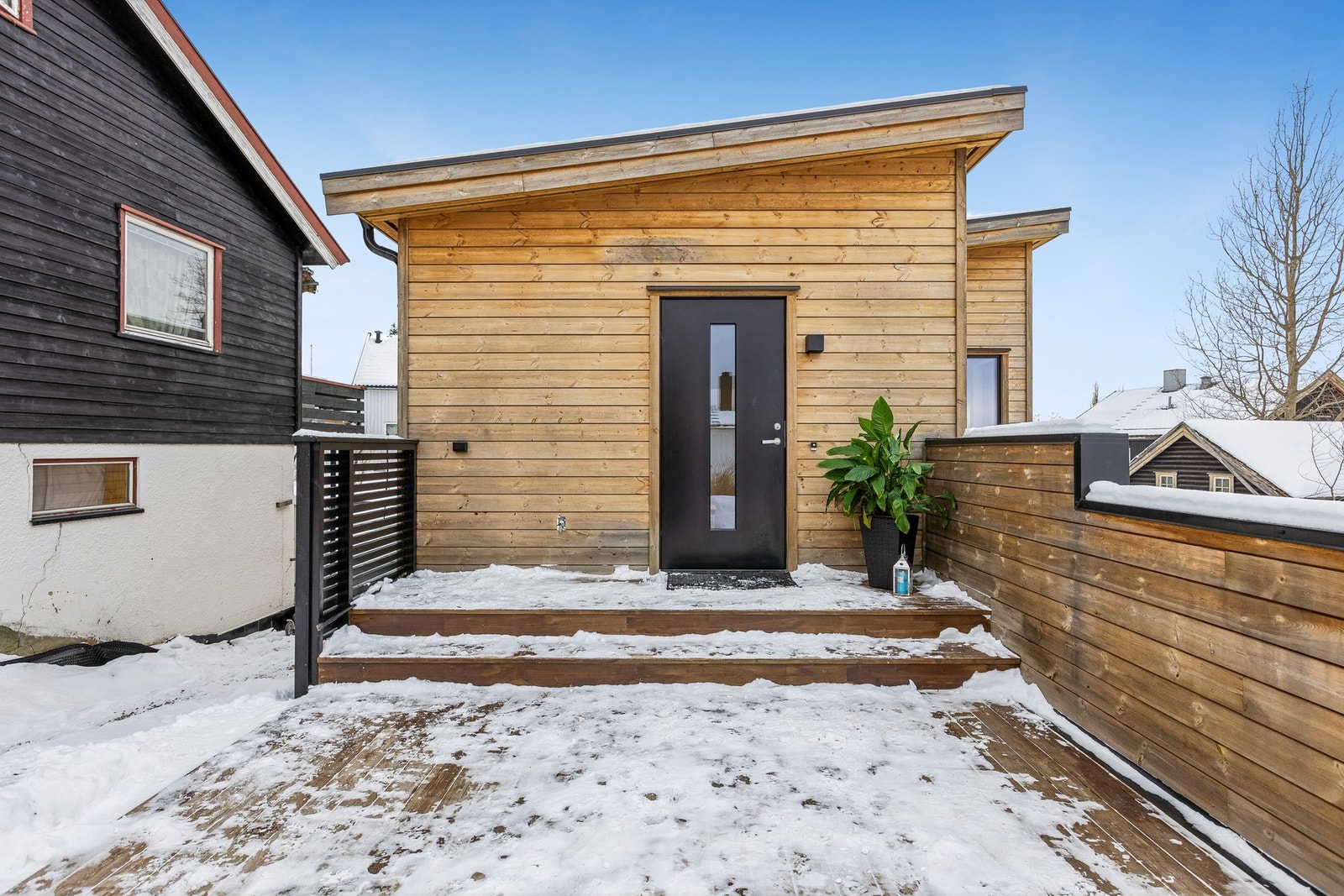 Innbydende inngangsparti med et stilrent førsteinntrykk. Galleribilde