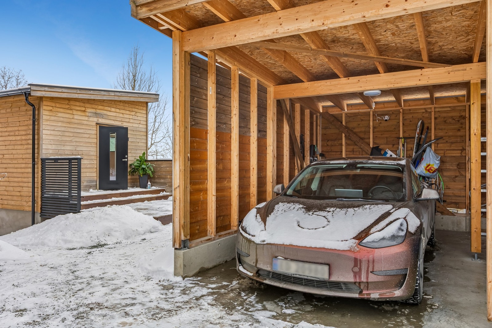 Parkering i carport. Velkommen til visning! Galleribilde