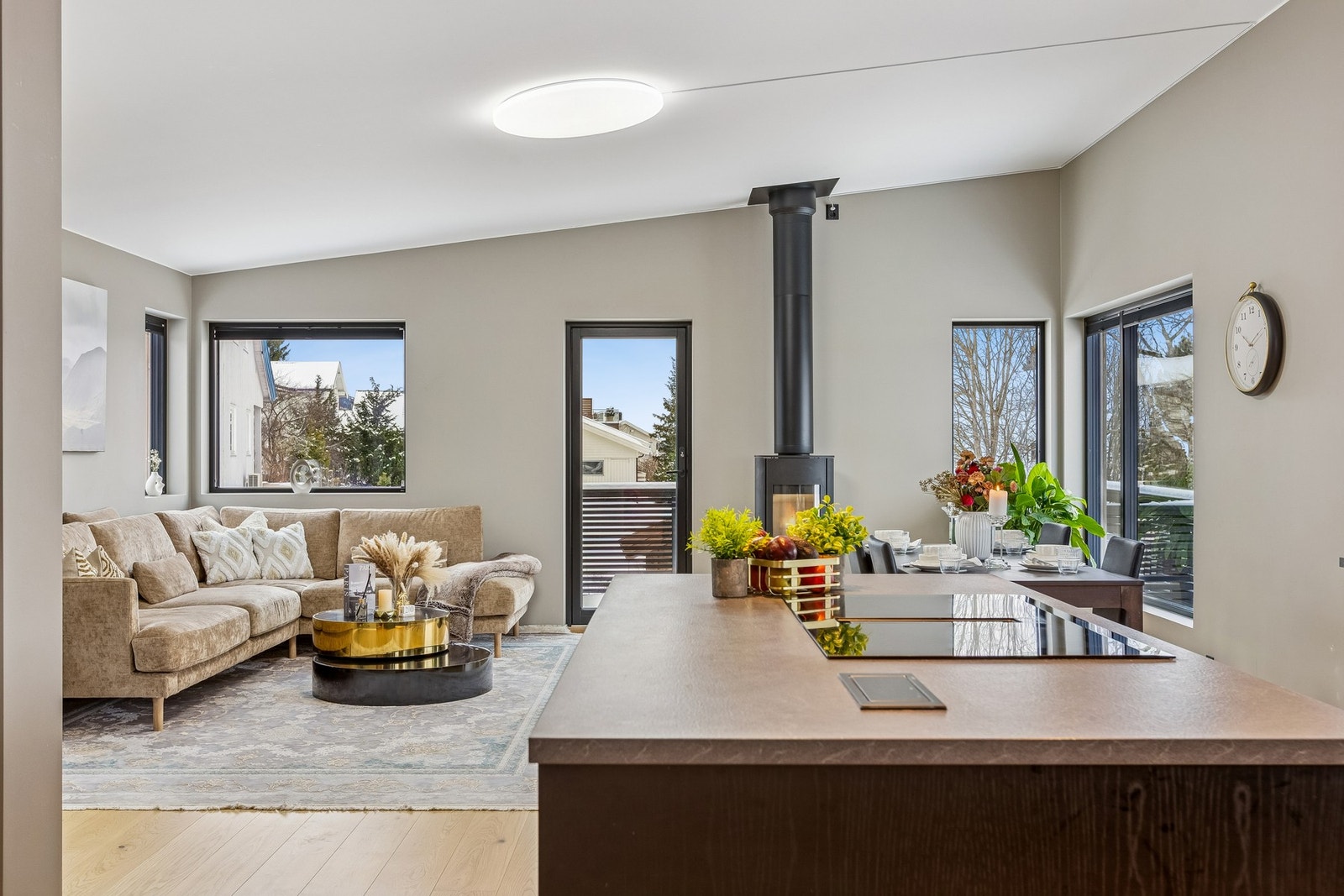 Luftig stue med god takhøyde og store vindusflater som gir rikelig med naturlig lys. Galleribilde