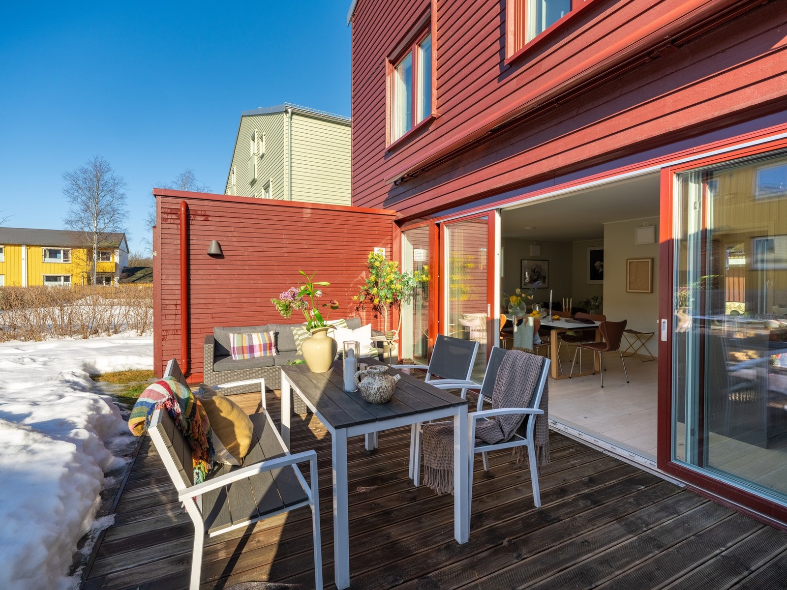 På veggen over skyvedørene er det montert en praktisk, elektrisk markise som er fint på de varme sommerdagene. Galleribilde