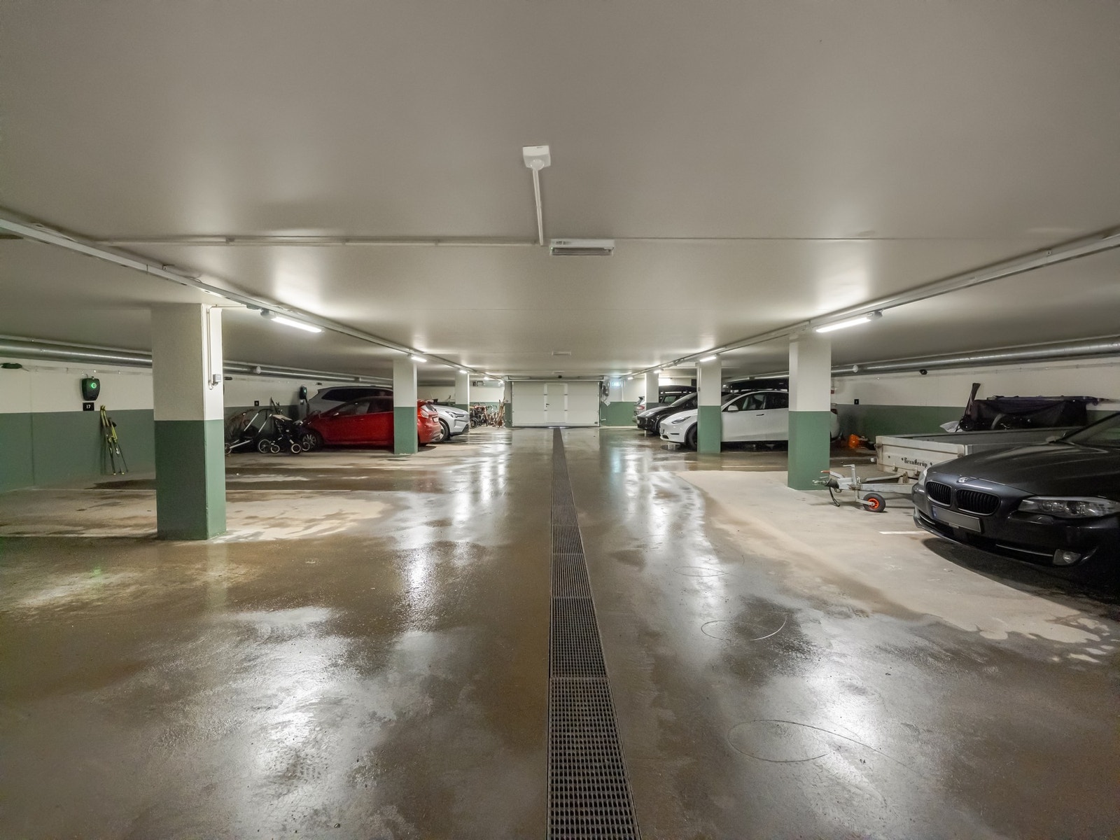 Det medfølger én privat garasjeplass i byggets oppvarmede kjeller med lader til elbil. I tillegg er det fint å nevne at sameiet har 4 gjesteparkeringer. Galleribilde