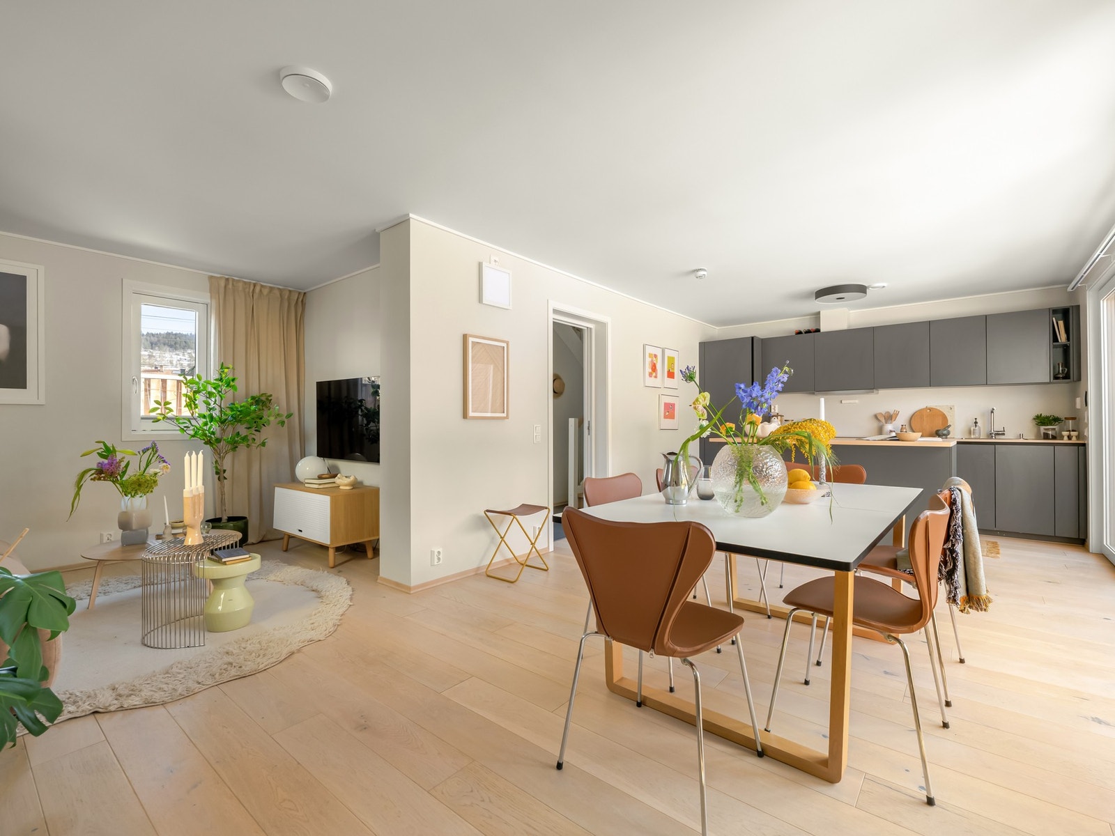 Den åpne kjøkken- og stueløsningen gjør dette til et sosialt allrom og er det naturlige samlingspunktet. Galleribilde