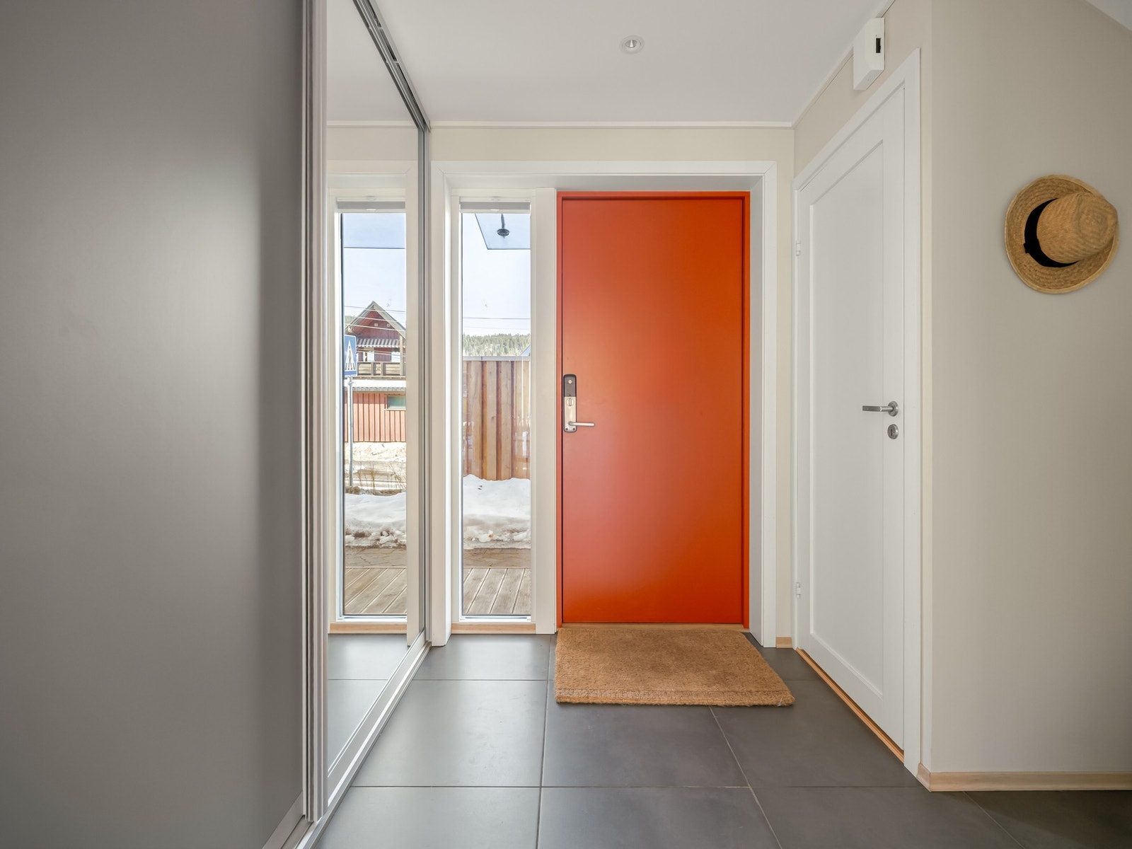 Inngangspartiet og gangen gir et godt førsteinntrykk med mye lagringsplass. Med sin gjennomgående planløsning slippes dagslyset godt inn i alle rom. Galleribilde