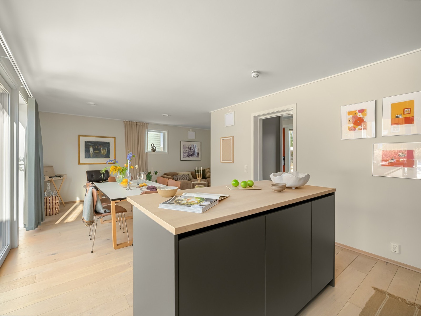 Den praktiske kjøkkenøya skaper et naturlig skille mot spisestuen. Galleribilde