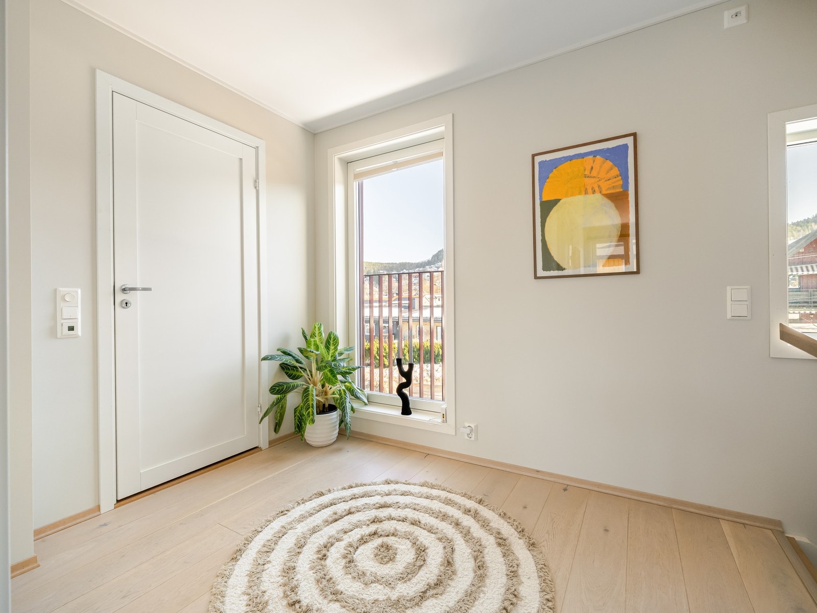 Fra mellomgangen er det inngang til ett av to bad. Galleribilde