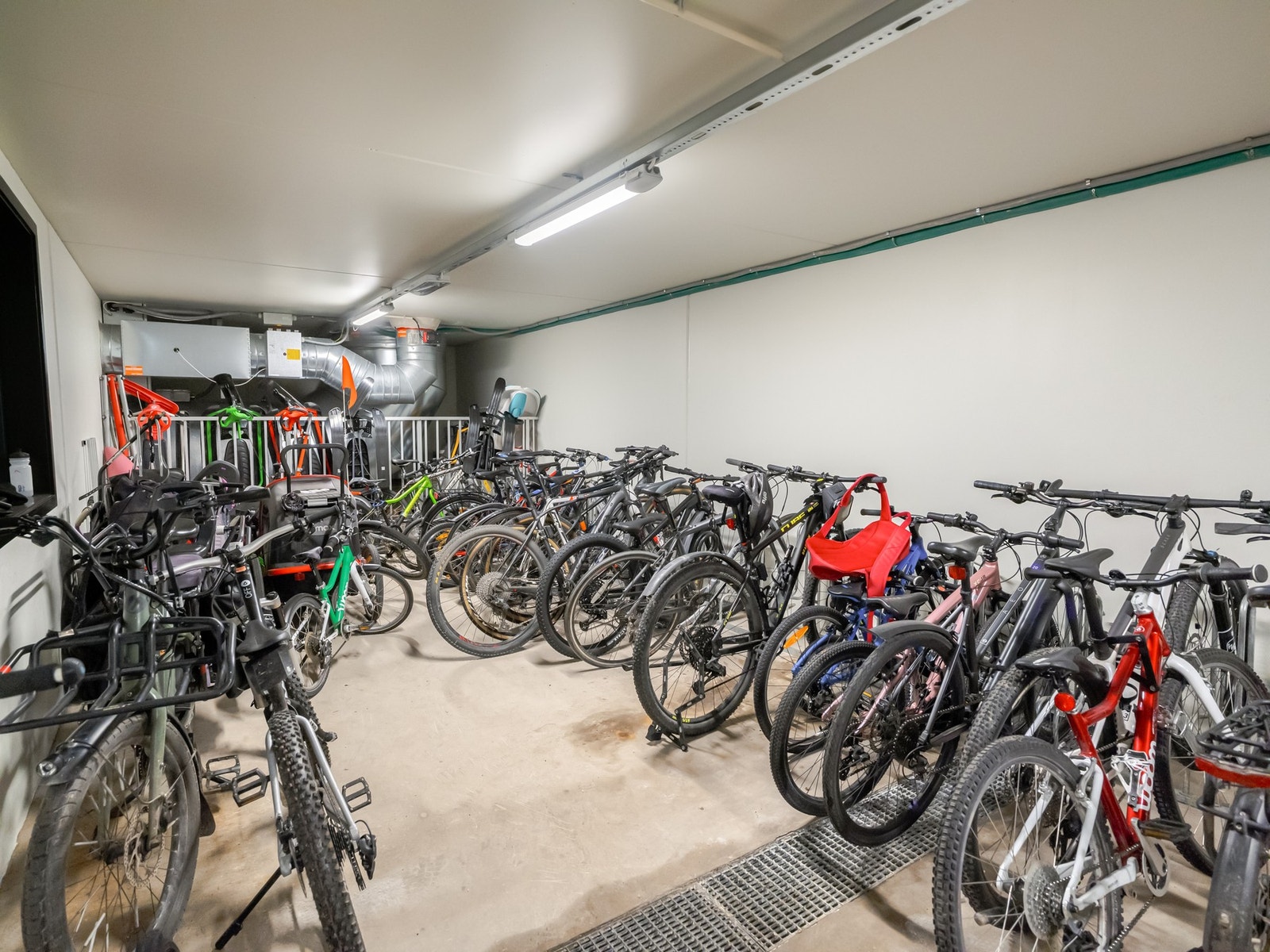 Beboerne har flere praktiske fellesarealer som kan benyttes. Her ser du den store, innvendige sykkeboden. Galleribilde