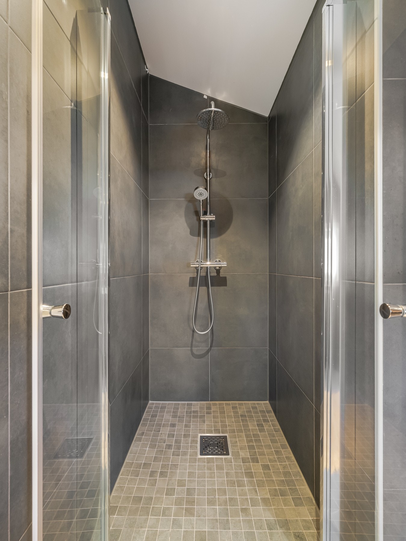 Praktisk dusjsone med glassdører. Galleribilde