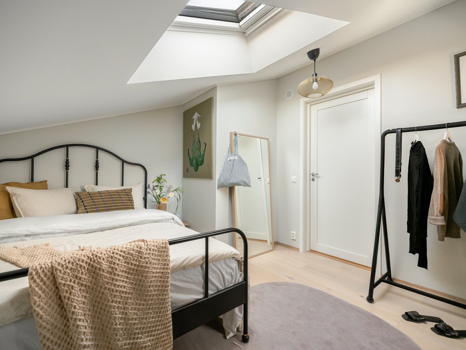 Takvinduet sørger for godt lysinnslipp. Også dette har utvendig elektrisk solskjerming. Galleribilde