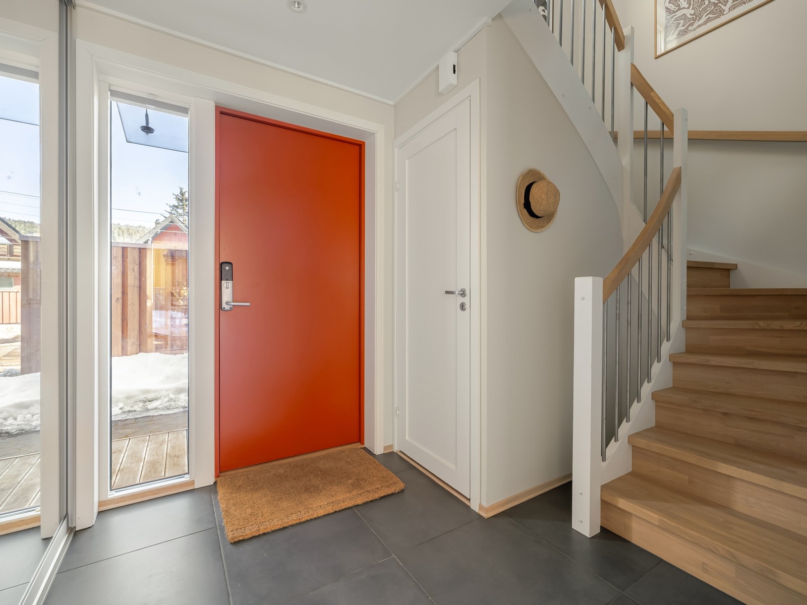 Den innvendige døren leder inn til et teknisk bodrom. Gulvet er flislagt og har lun varme. Galleribilde