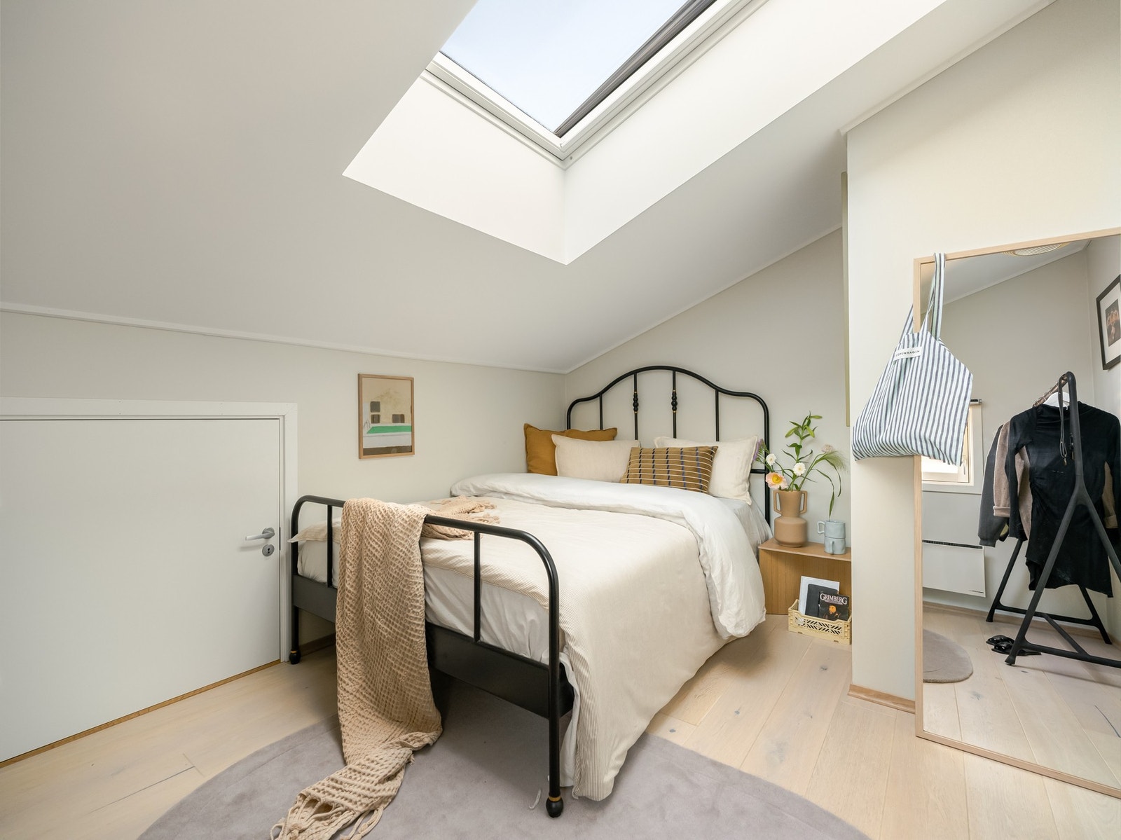 Det er god plass til seng og øvrig møblement. Galleribilde