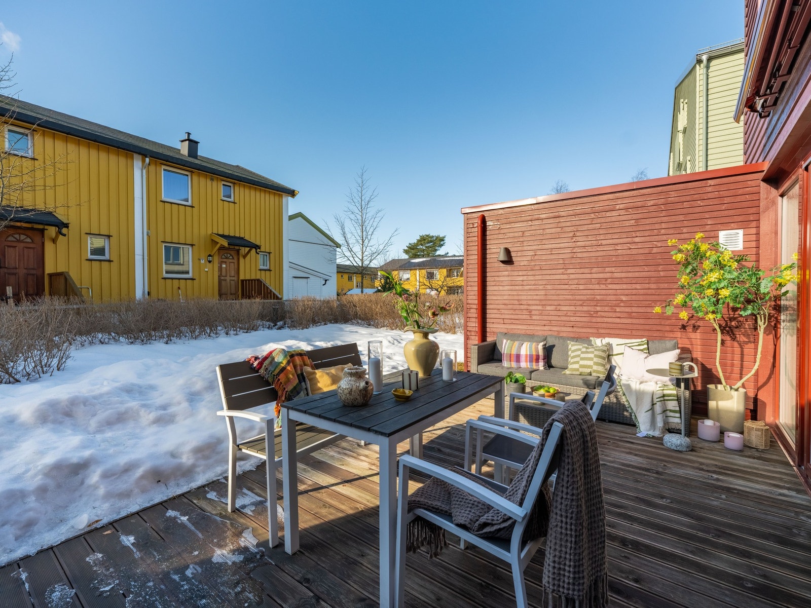 Utenfor terrassen er det en privat hagedel som tilhører denne seksjonen. Galleribilde