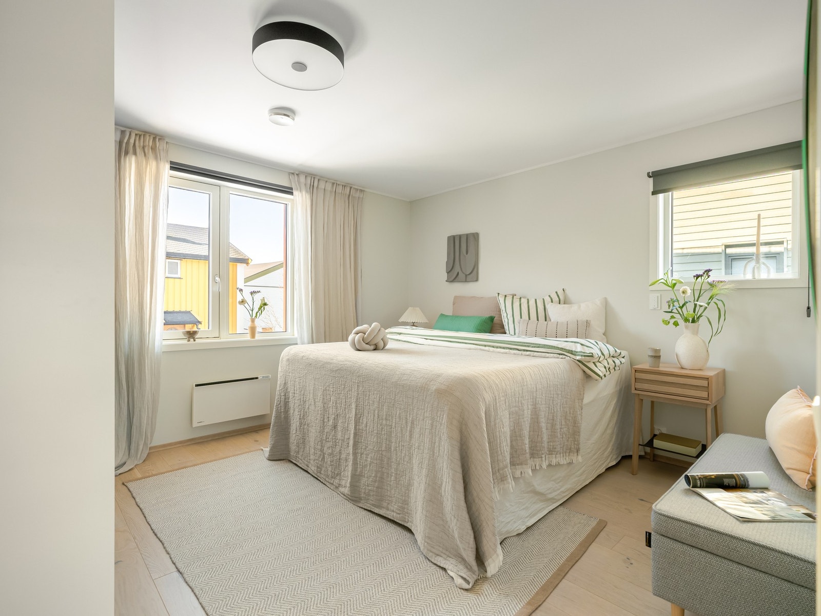 Boligens hovedsoverom er stort og luftig med deilig lysinnslipp fra to sider. Galleribilde