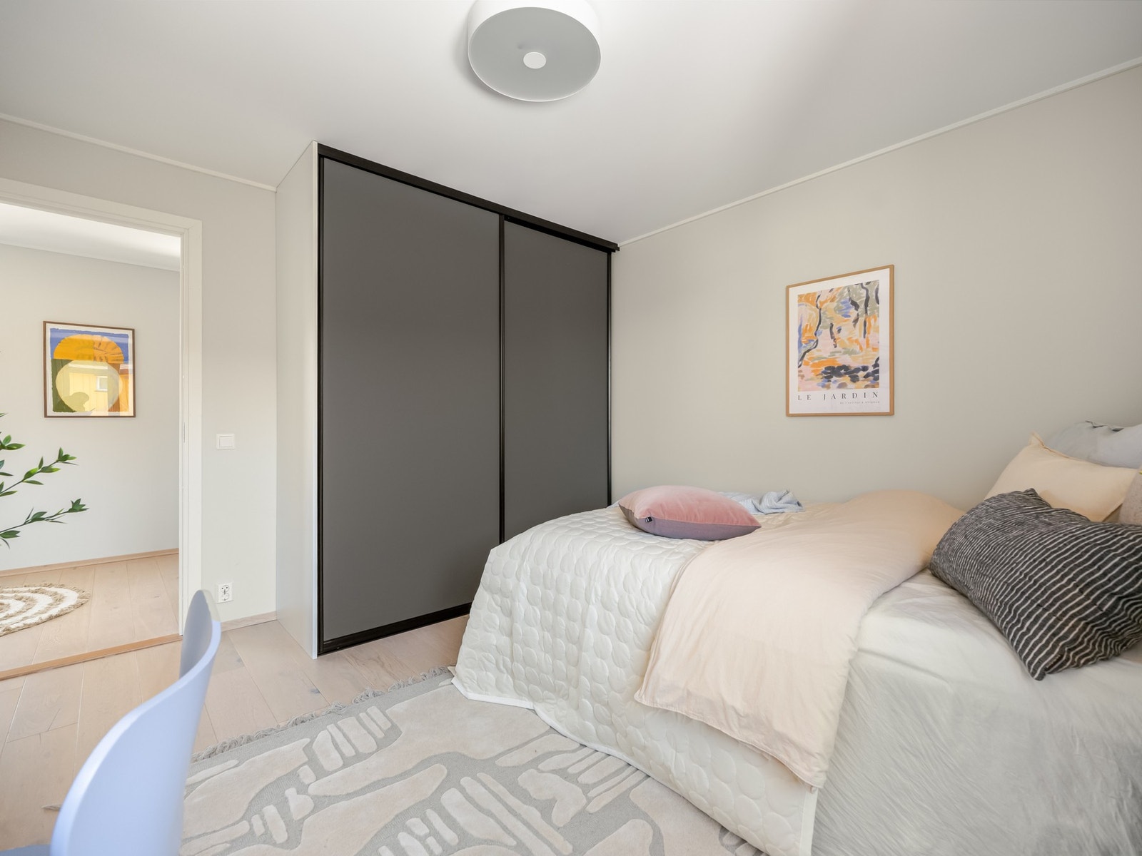 Også her er det en flott skyvedørsgarderobe som medfølger. Galleribilde