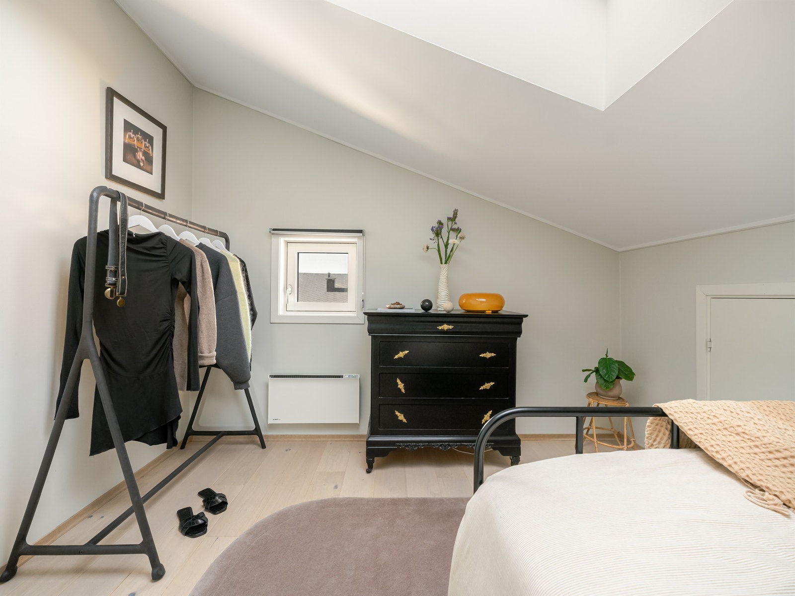 Til høyre i bildet ser du døren inn til et praktisk bodrom i kneloftet. Galleribilde