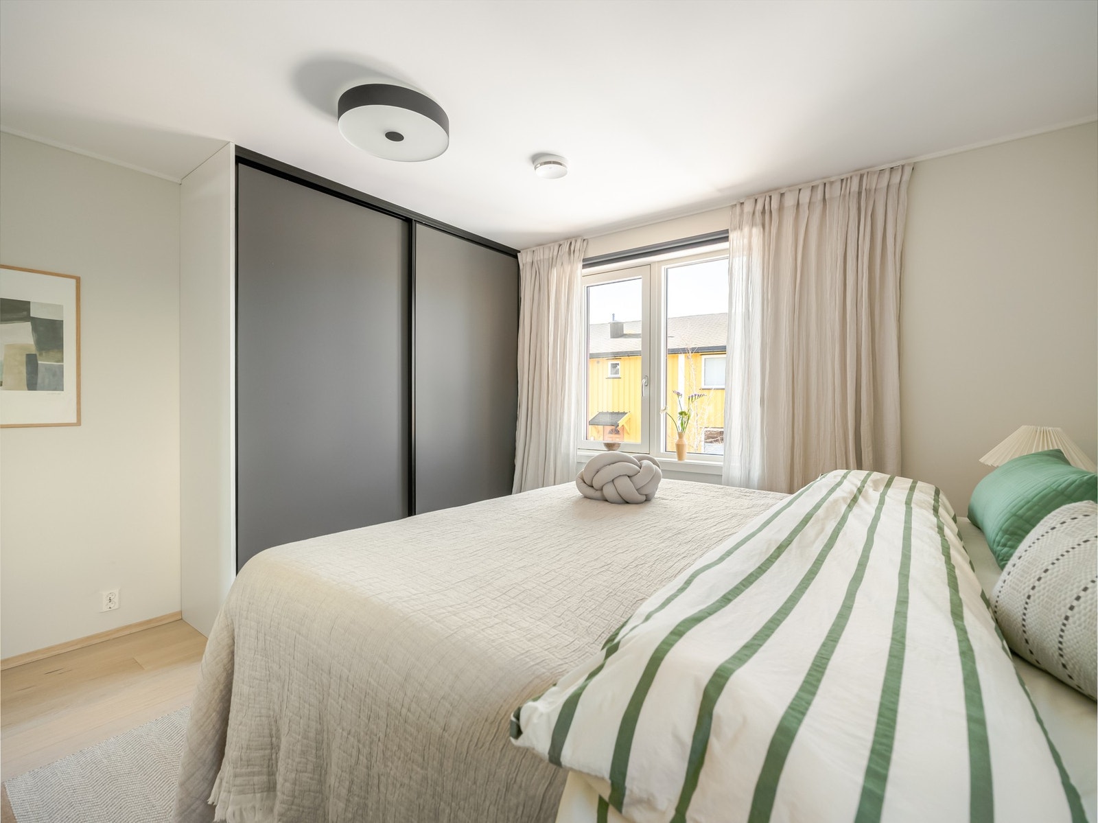 Soverommene vender mot rolig og skjermet hageområde. Det er montert utvendig elektrisk solskjerming på alle soveromsvinduene mot vest. Galleribilde