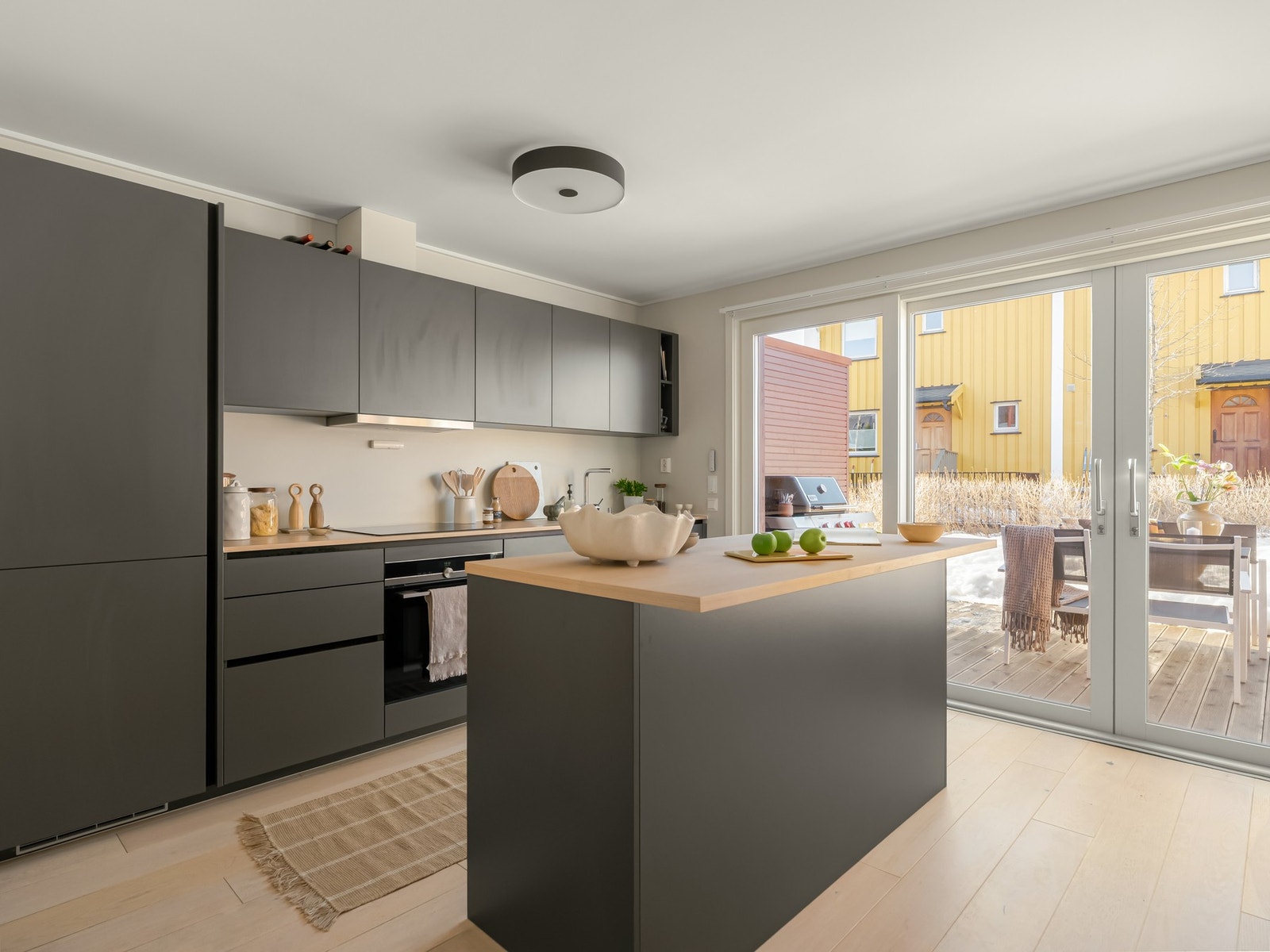 Det flotte kjøkkenet har rikelig med skapplass. Galleribilde