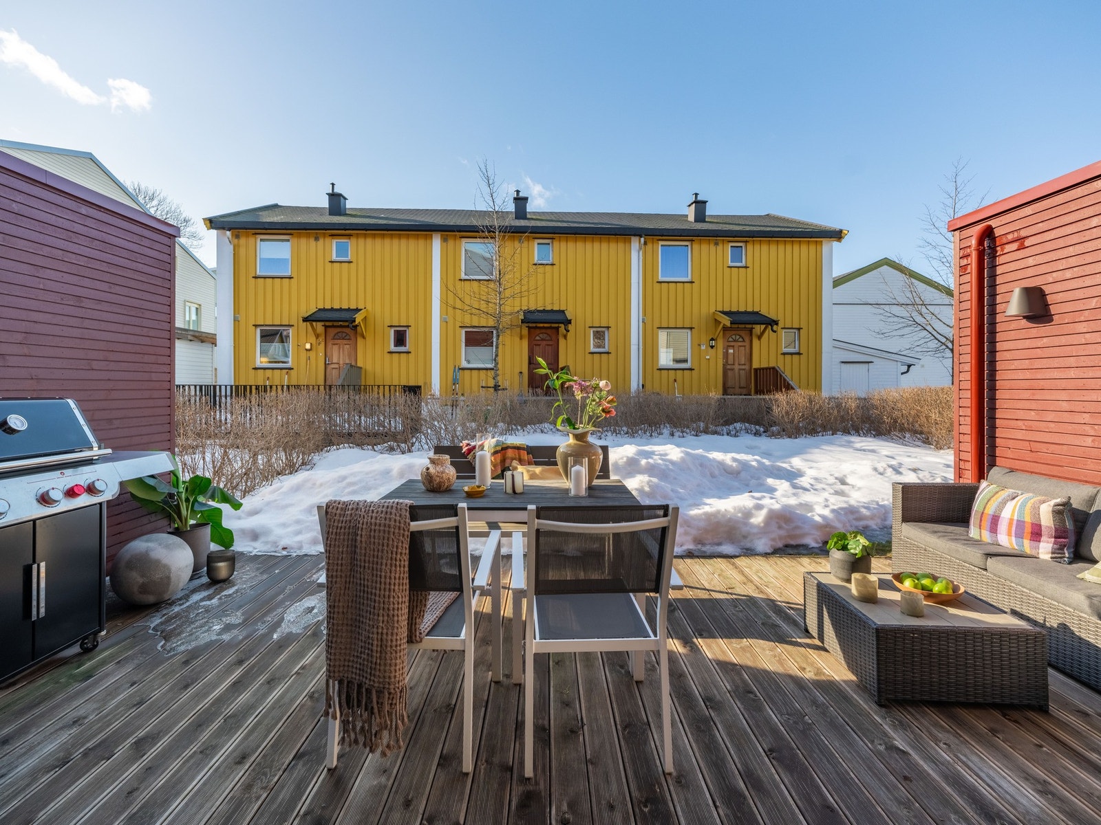 Med sin vestvendte retning byr terrassen på svært gode solforhold fra ca. 11:30 til 19:00 på sommeren. Galleribilde