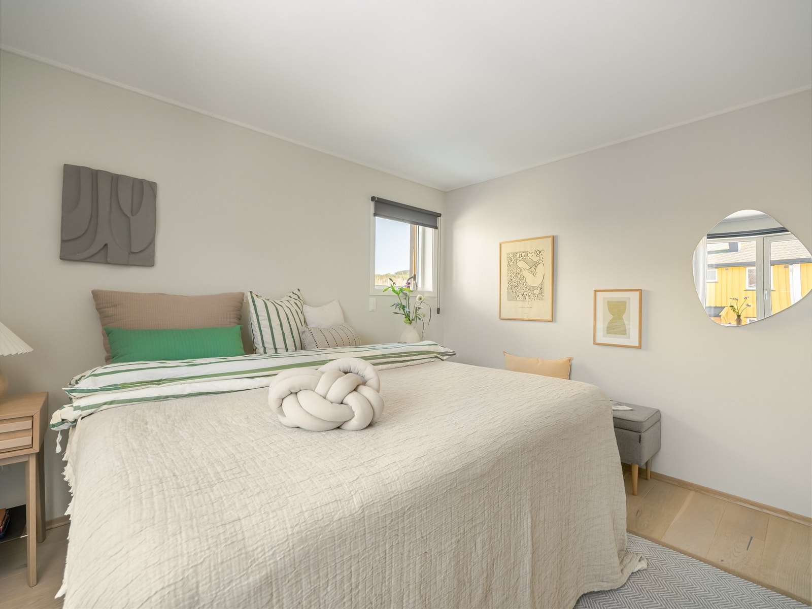 Det er god plass til dobbeltseng med tilhørende nattbord. Galleribilde