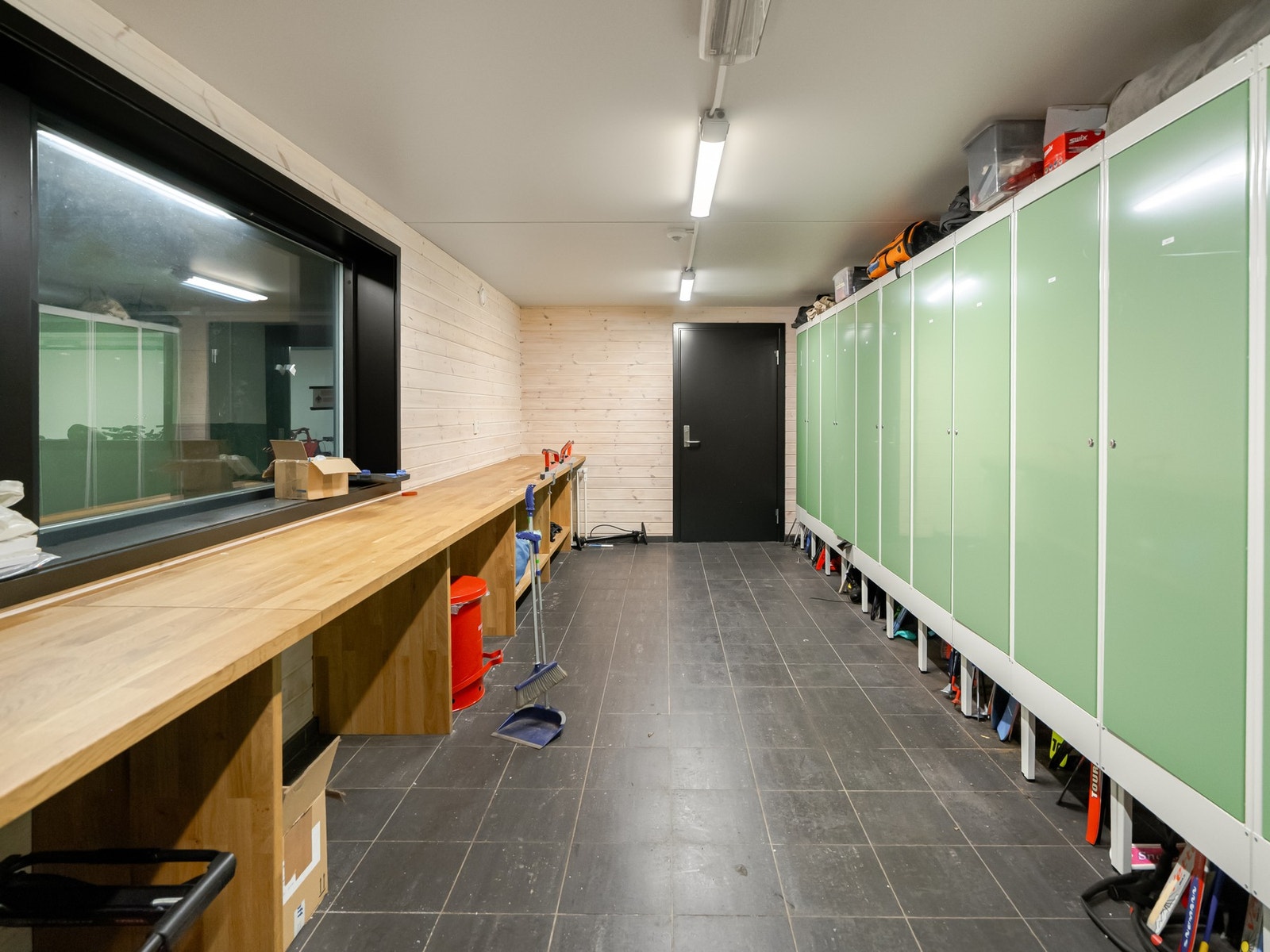 I tillegg er det en felles smørebod der alle seksjoner disponerer hvert sitt høyskap. Perfekt for oppbevaring av skiutstyr. Galleribilde