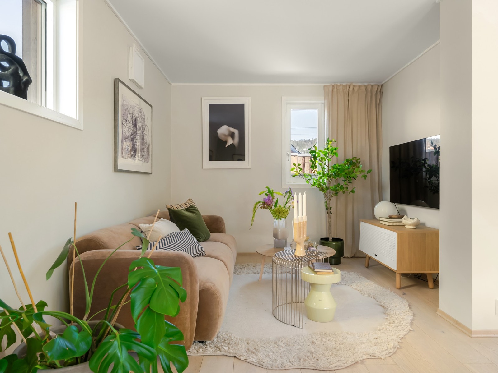 Innerst i stuen er det en koselig TV-krok som er perfekt for filmkvelder. Sameiet har en kollektiv avtale med Telia om TV og internett som er inkludert i felleskostnadene. Galleribilde