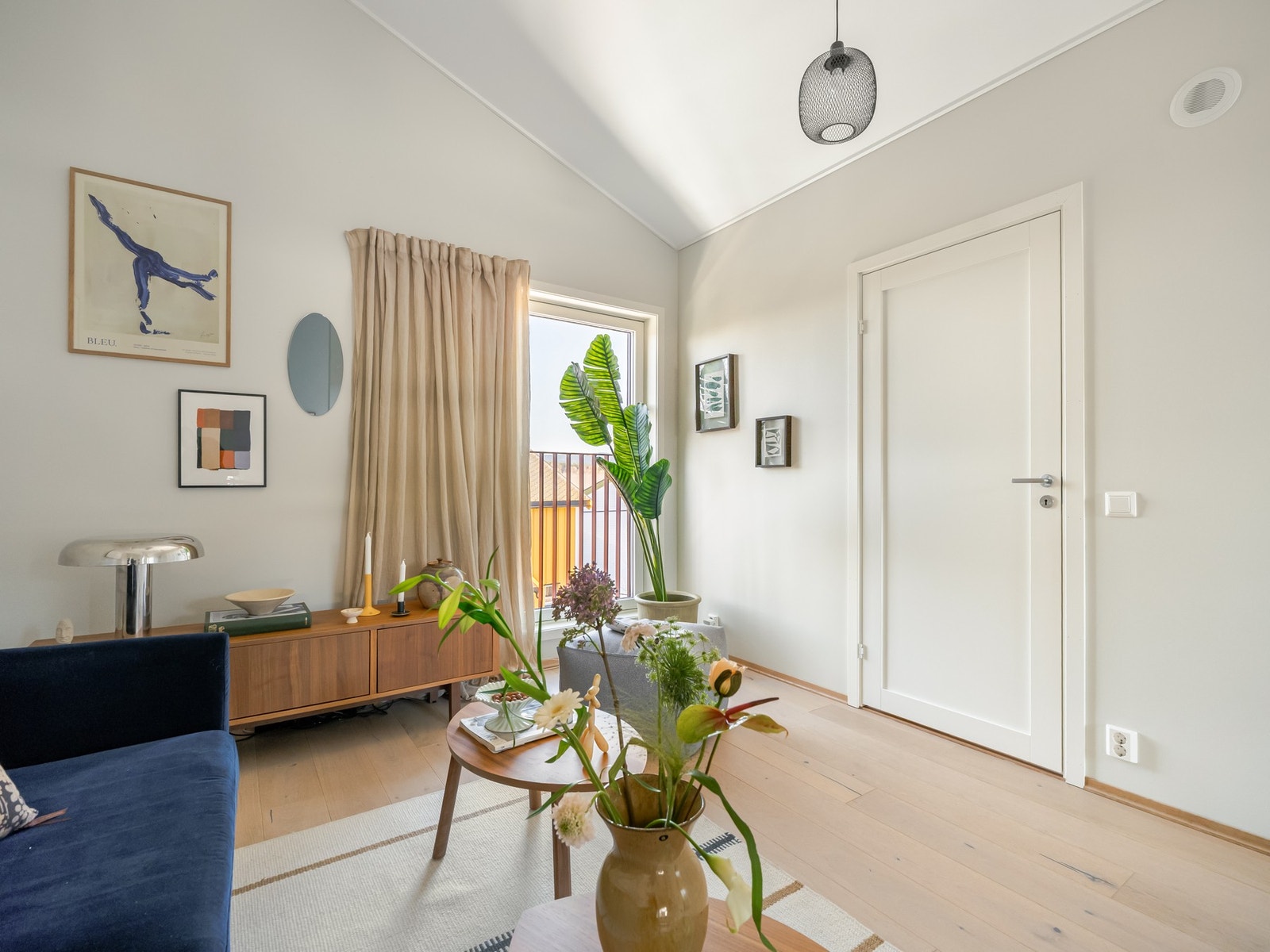 Balkongdøren åpner opp til en fransk balkong, som er deilig på de varmeste sommerdagene. Galleribilde