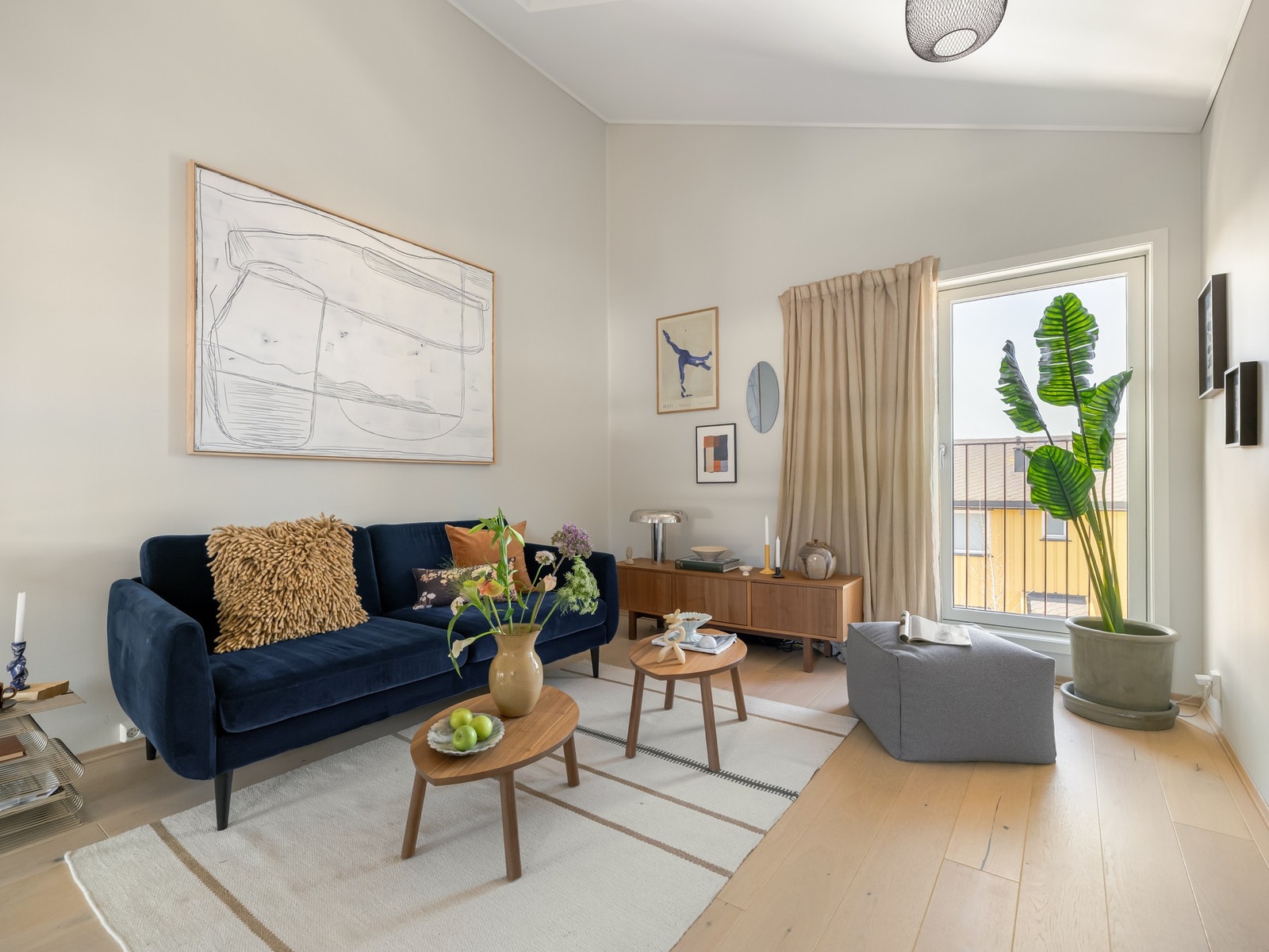 Loftstuen har god plass til en sofagruppe og TV-benk. Galleribilde