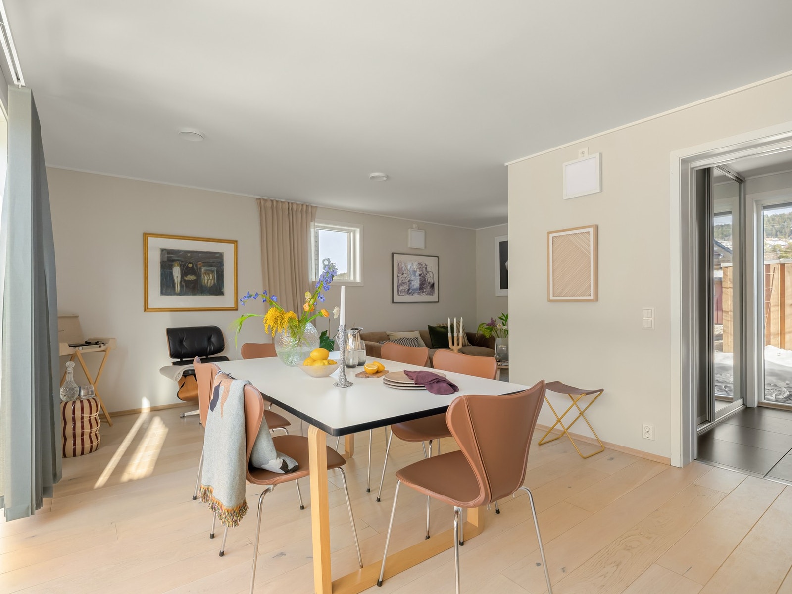 Mellom stuen og kjøkkenet er det rom for et større spisebord. Galleribilde