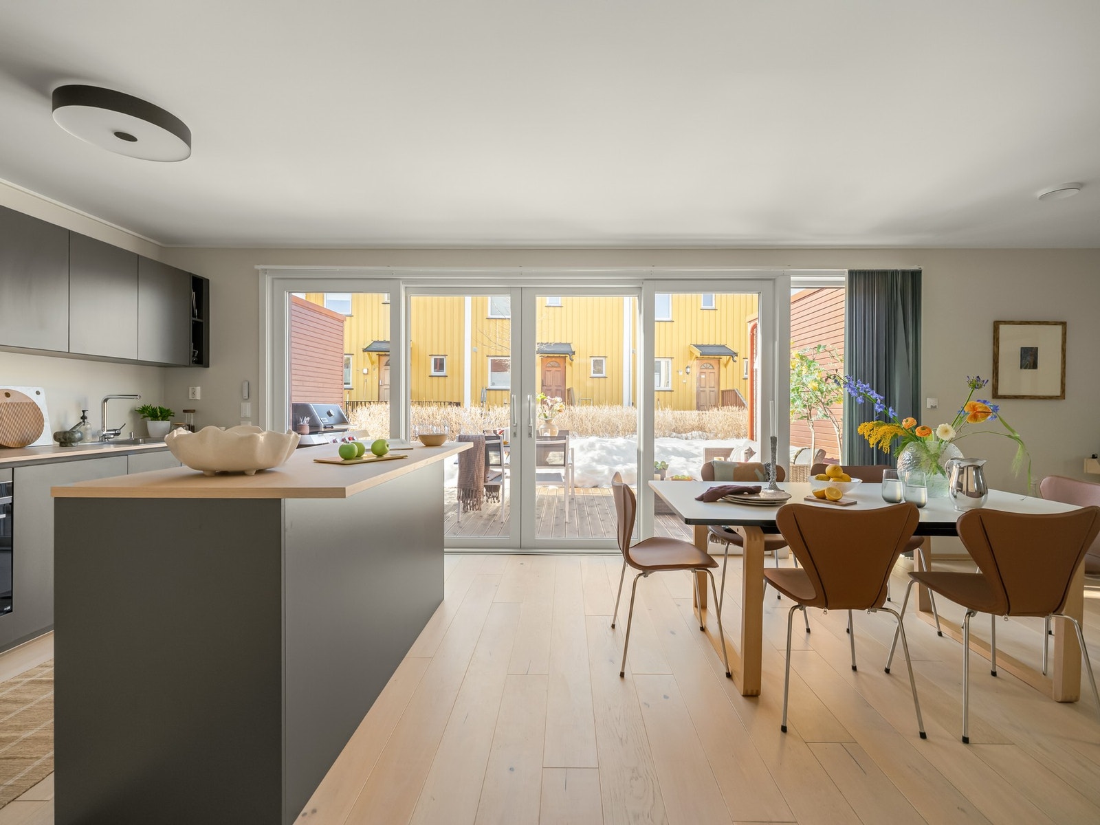 Vi snur oss og tar endelig turen ut på den fine terrassen. Galleribilde