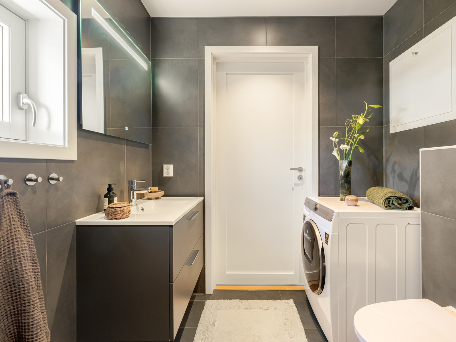 Det er lun varme i gulvene og downlights i tak for god belysning. Plass og opplegg til vaskemaskin (og tørketrommel om ønskelig). Galleribilde