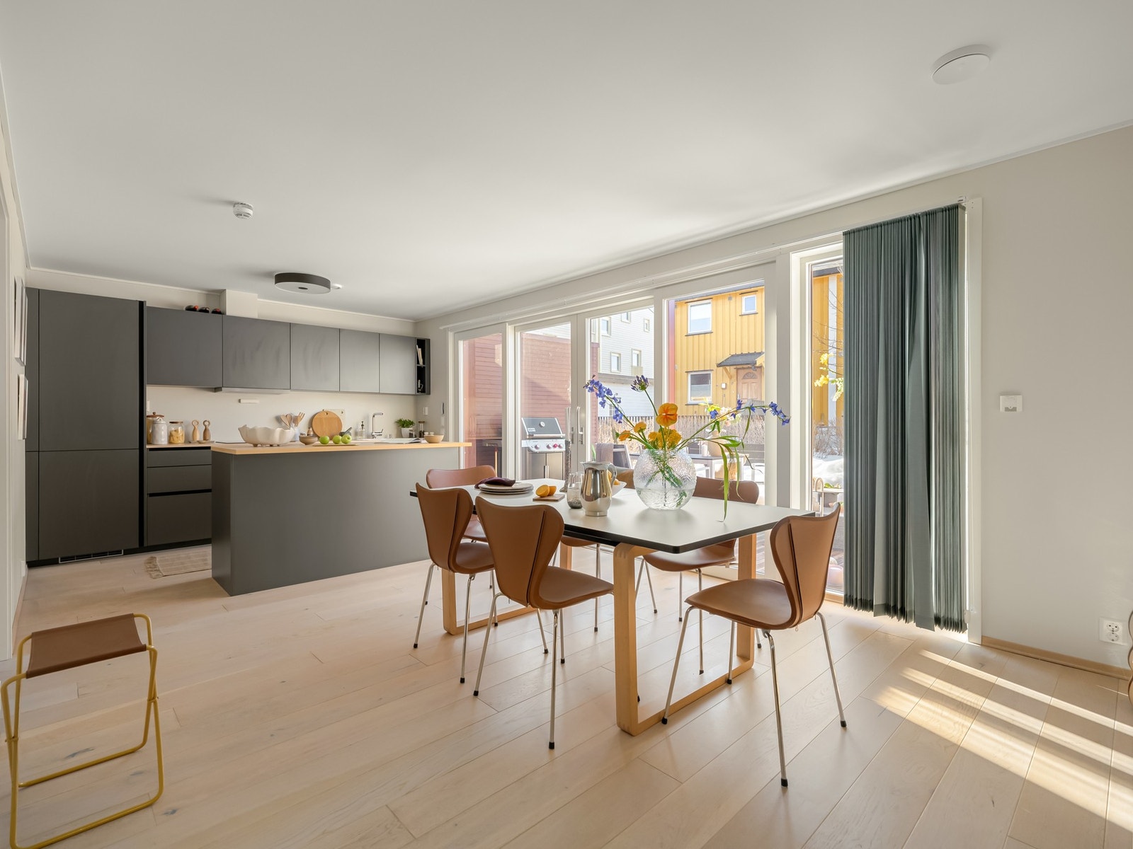 Boligen ligger i en moderne og gjennomført boliggrend - idyllisk plassert i grønne og frodige omgivelser. Galleribilde