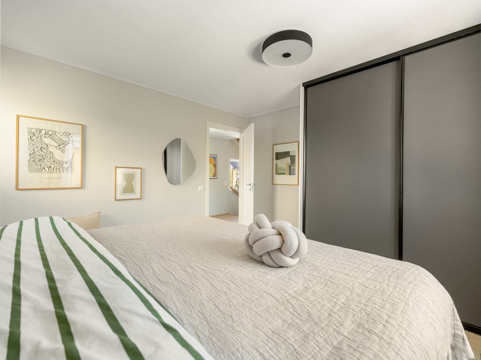 Den praktiske skyvedørsgarderoben med inredning medfølger. Galleribilde