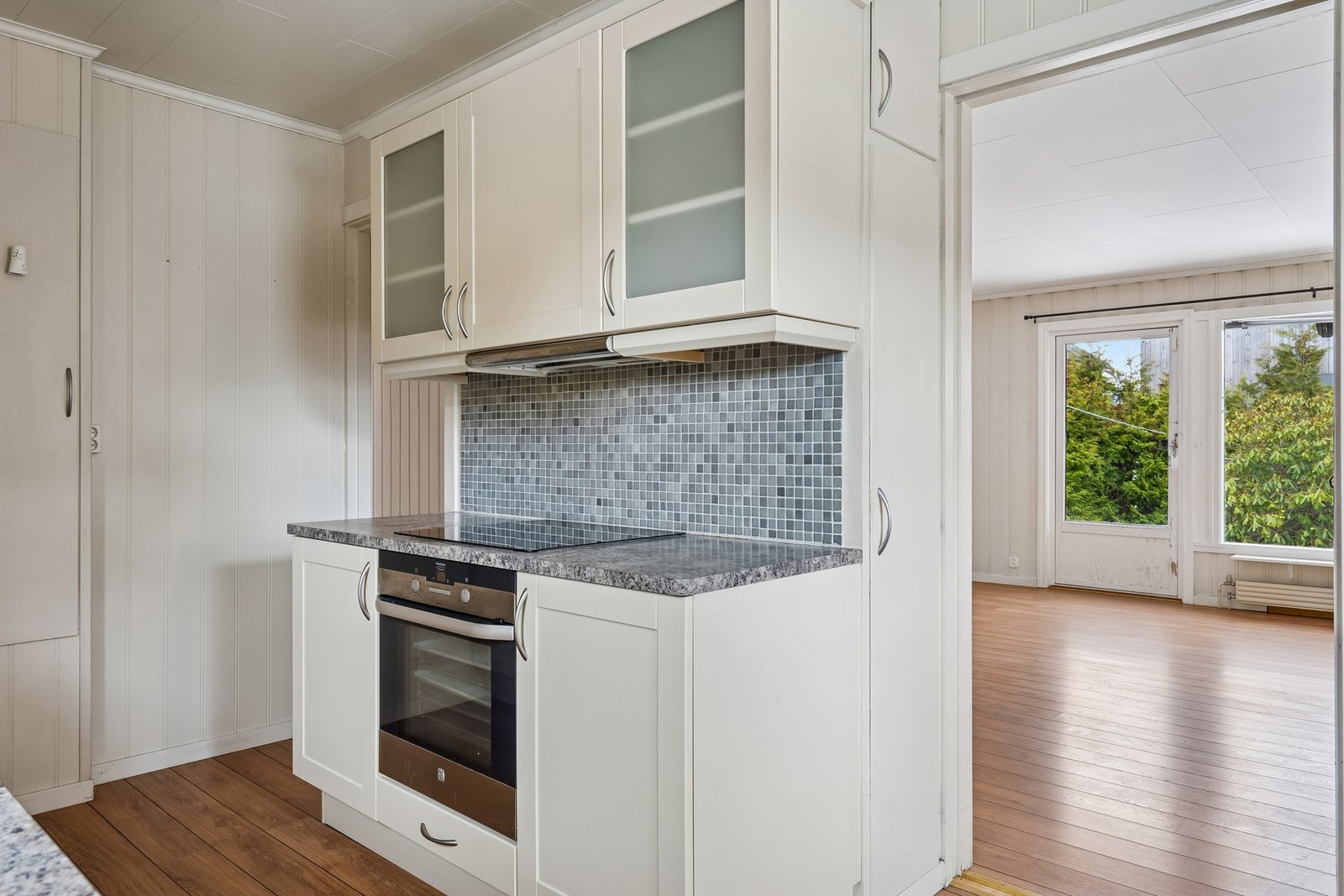 Det er godt med benke- og skapplass. Galleribilde