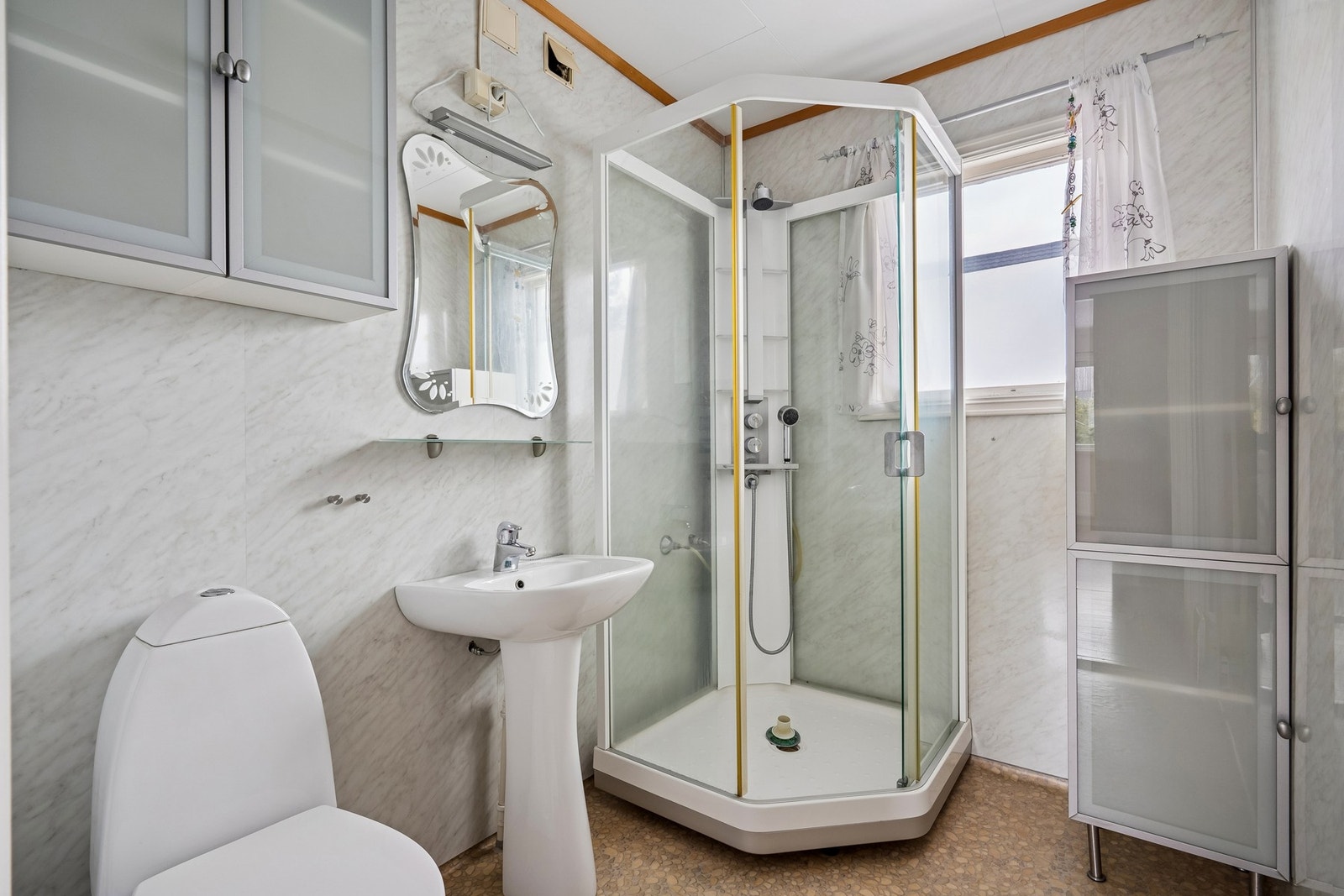 Badet er utstyrt med servant, dusjkabinett og toalett. Galleribilde