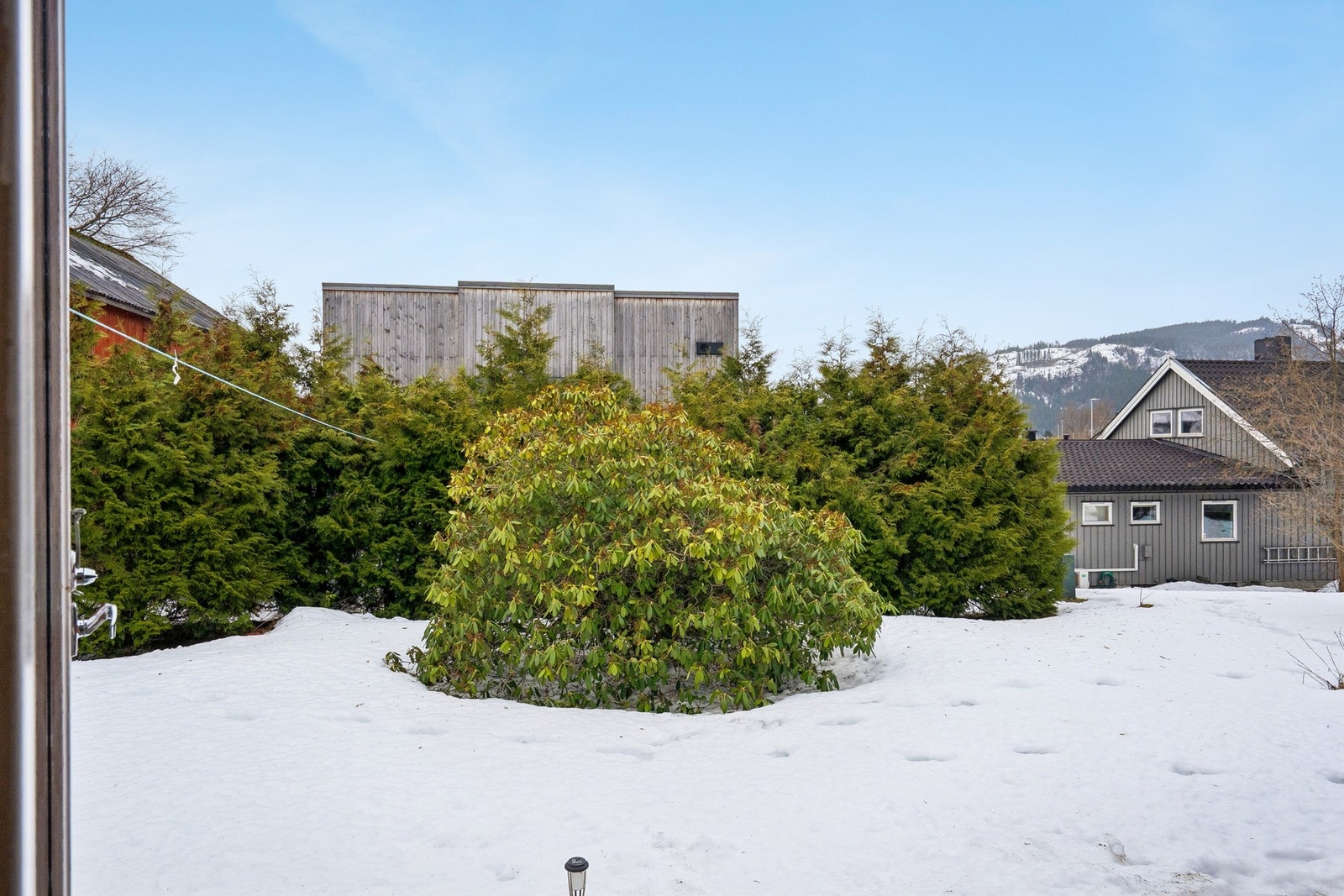 Boligen har utsikt over en grønn og flott hage, og har tilnærmet ingen innsyn. Galleribilde