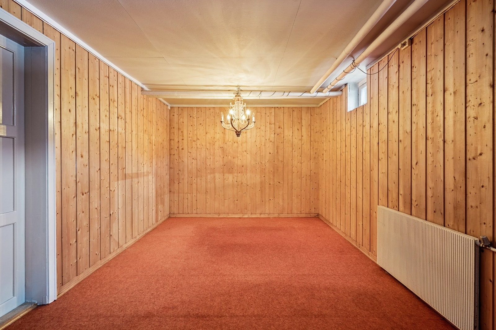 Et av rommene er i dag innredet som kjellerstue. Galleribilde