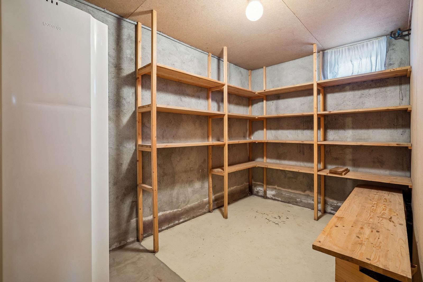 Det er store bodareal for lagring av sesongklær, eller å ha et spisekammers. Galleribilde