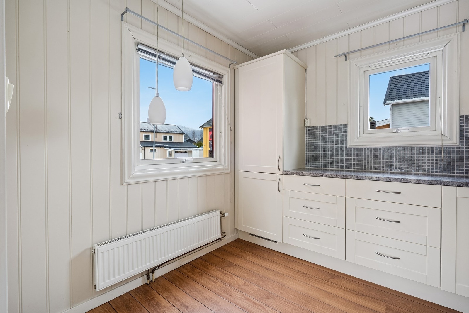 Det er også plass til spisegruppe på kjøkkenet. Galleribilde