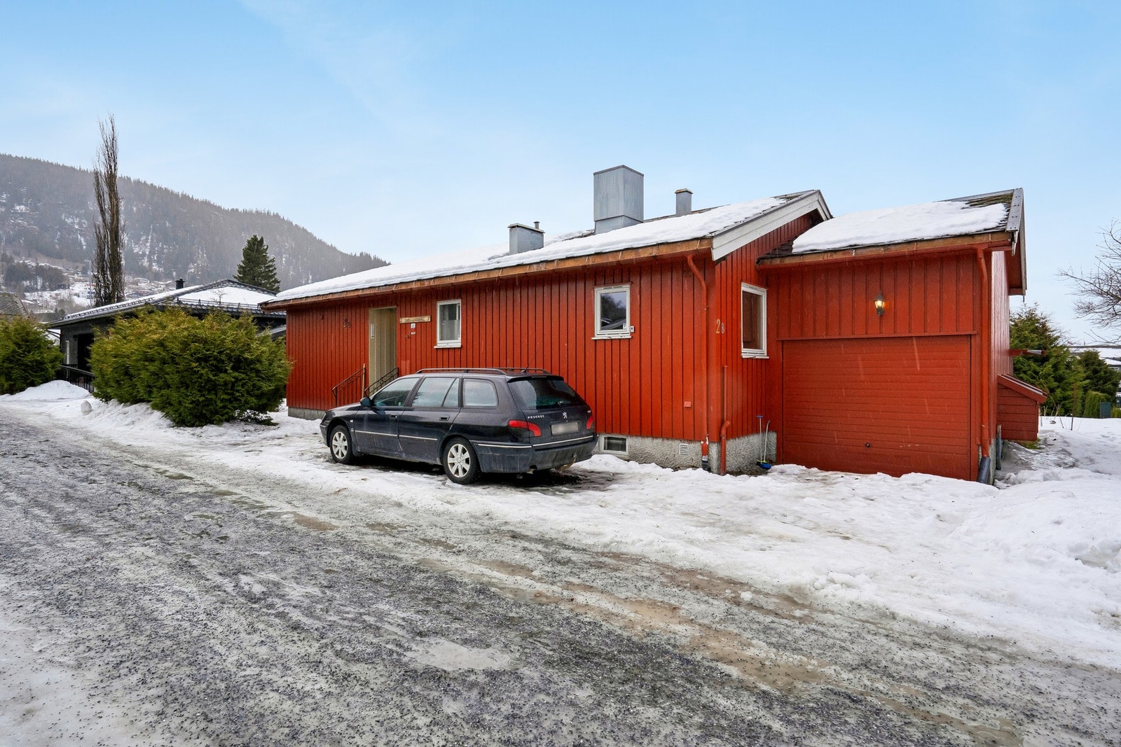 Boligen er oppført i 1968, og har et bruksareal på 181 kvm. Tomten er på 442 kvm. Galleribilde